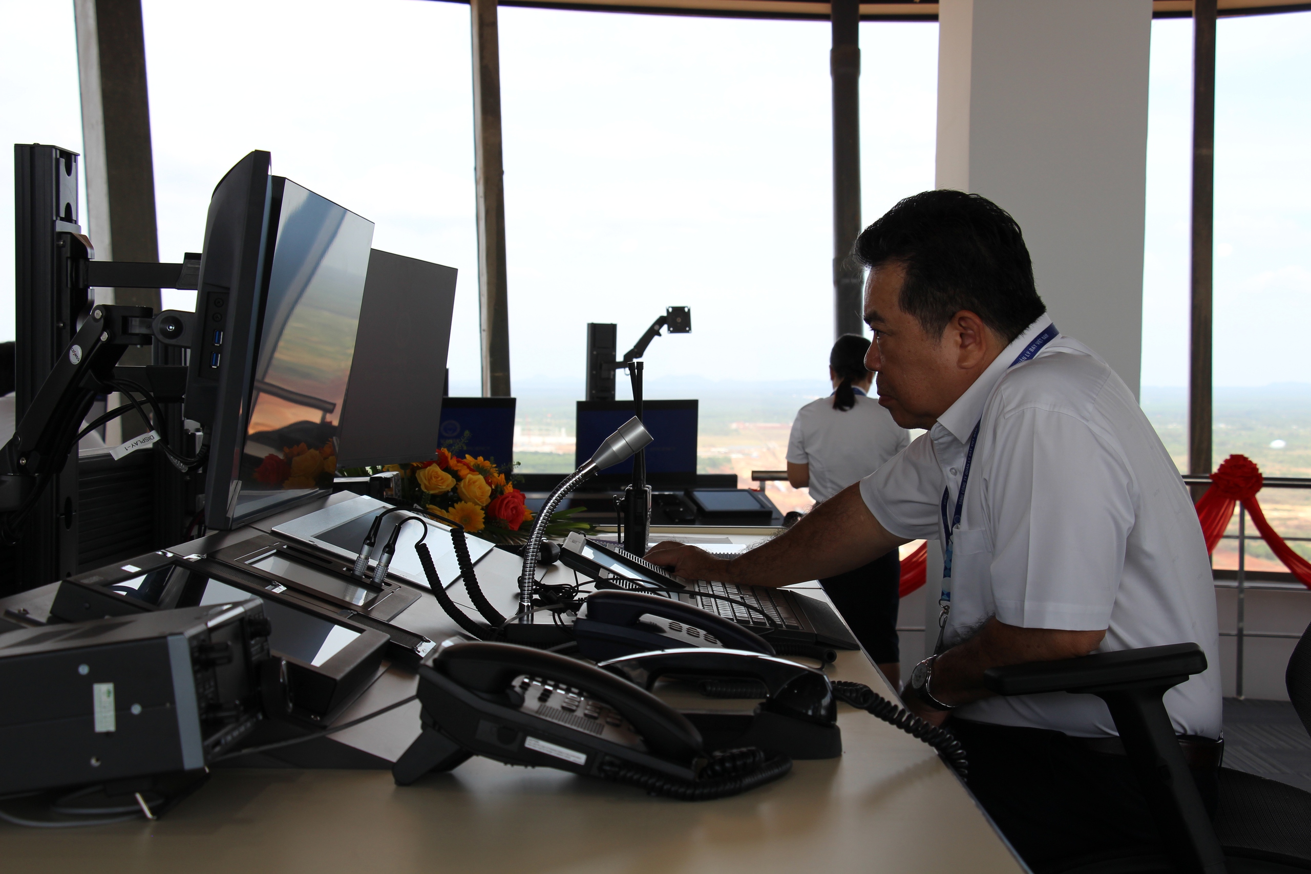 "Đột nhập" tầng 21 th&aacute;p kh&ocirc;ng lưu Long Th&agrave;nh trong thời khắc chuyến bay lịch sử hạ c&aacute;nh- Ảnh 12.