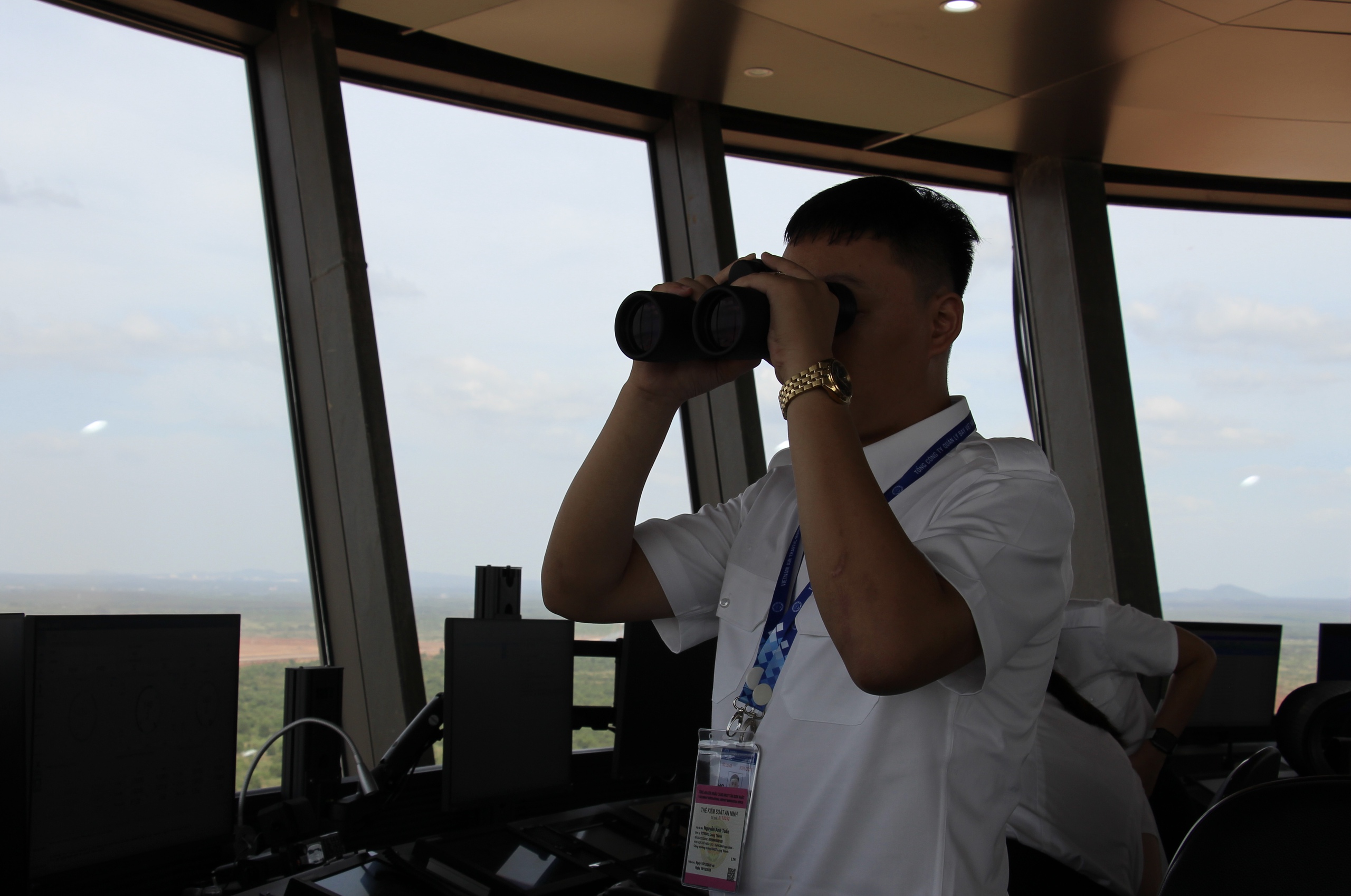 "Đột nhập" tầng 21 th&aacute;p kh&ocirc;ng lưu Long Th&agrave;nh trong thời khắc chuyến bay lịch sử hạ c&aacute;nh- Ảnh 10.