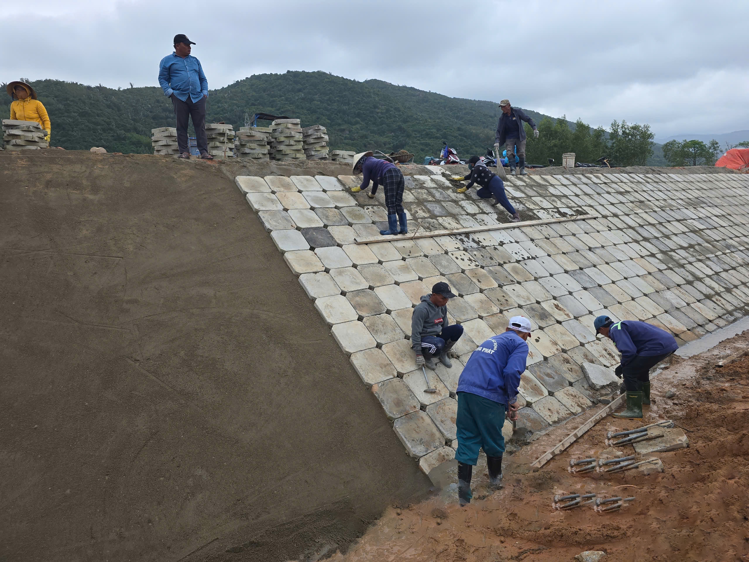 Phấn đấu thông xe kỹ thuật cao tốc Chí Thạnh - Vân Phong vào 31/12- Ảnh 4. Phấn đấu thông xe kỹ thuật cao tốc Chí Thạnh - Vân Phong vào 31/12- Ảnh 4.