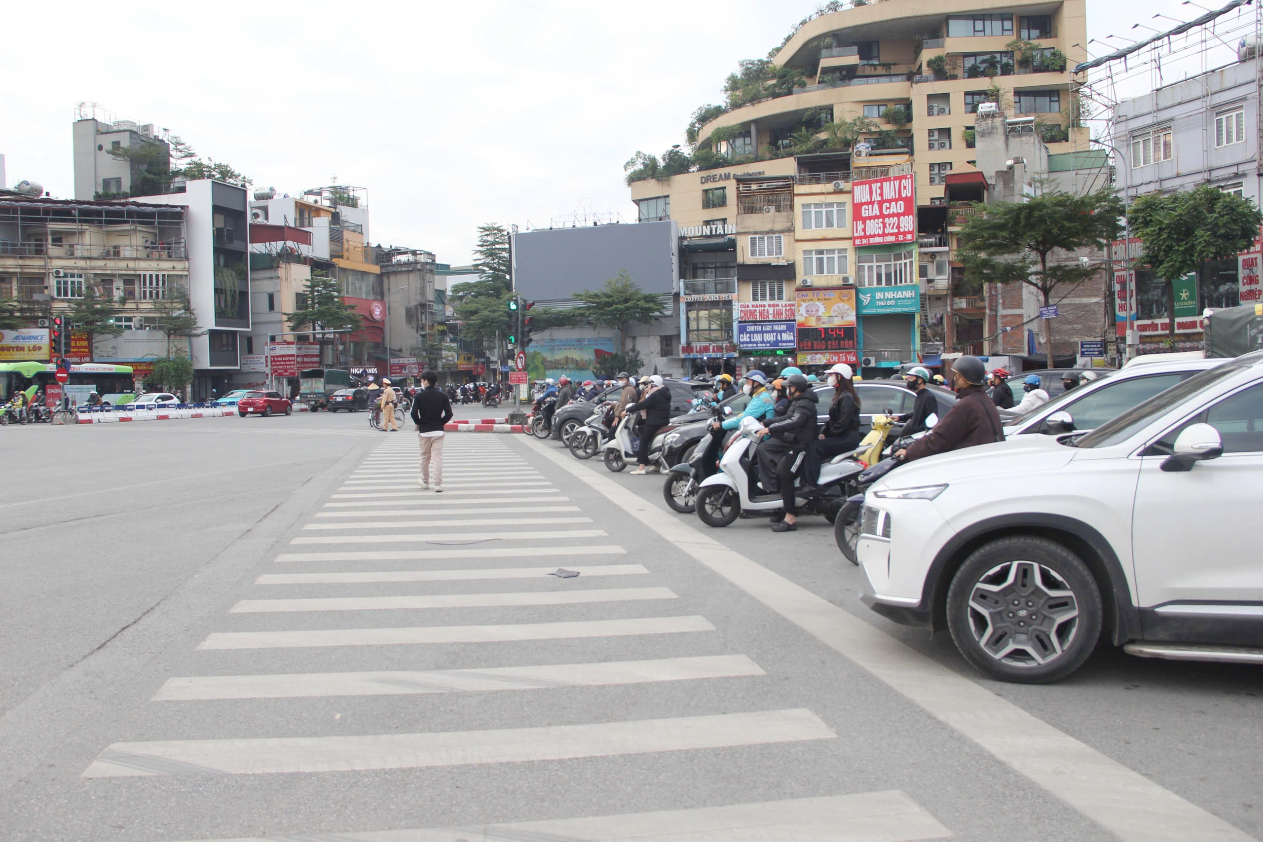 Hơn 1.800 camera AI ở Hà Nội hoạt động, phương tiện dừng đèn đỏ thẳng hàng- Ảnh 1. Hơn 1.800 camera AI ở Hà Nội hoạt động, phương tiện dừng đèn đỏ thẳng hàng- Ảnh 1.