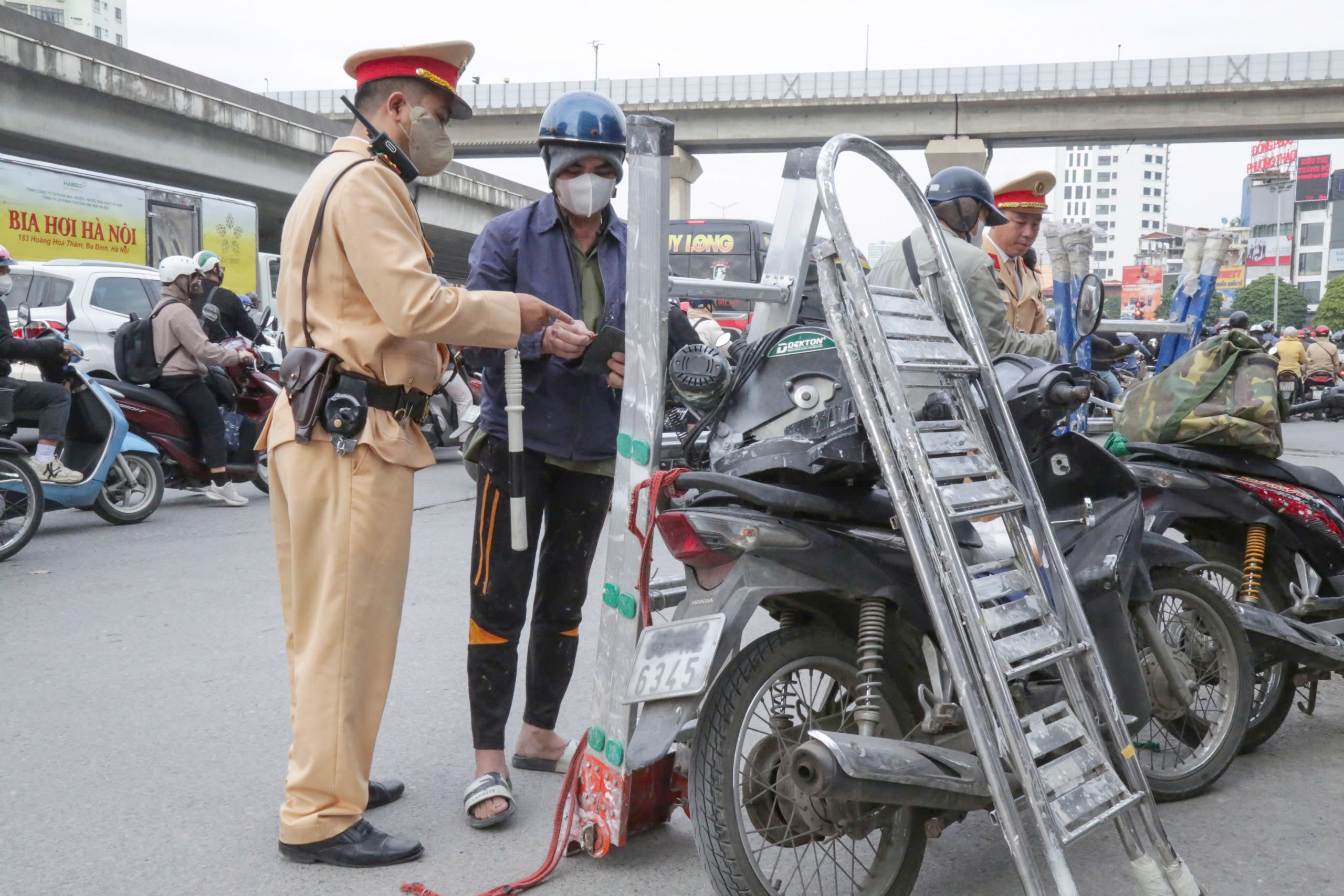 Hơn 1.800 camera AI ở Hà Nội hoạt động, phương tiện dừng đèn đỏ thẳng hàng- Ảnh 2. Hơn 1.800 camera AI ở Hà Nội hoạt động, phương tiện dừng đèn đỏ thẳng hàng- Ảnh 2.