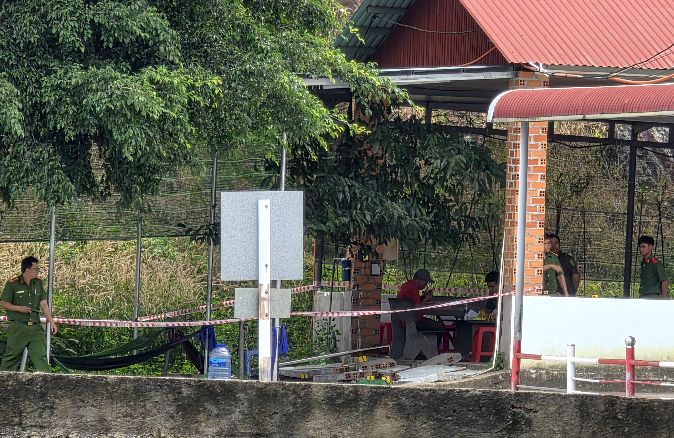 L&acirc;m Đồng: Nằm v&otilde;ng chờ thi s&aacute;t hạch l&aacute;i xe, một học vi&ecirc;n bị bức tường đổ tr&uacute;ng tử vong- Ảnh 2.