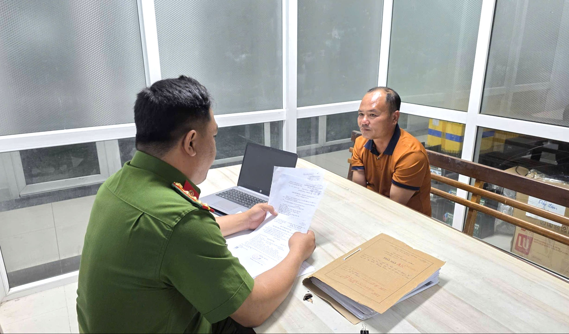 Bắt đối tượng giả danh ph&oacute; gi&aacute;m đốc c&ocirc;ng ty lừa h&agrave;ng tỷ đồng, bỏ trốn v&agrave;o ch&ugrave;a- Ảnh 1.