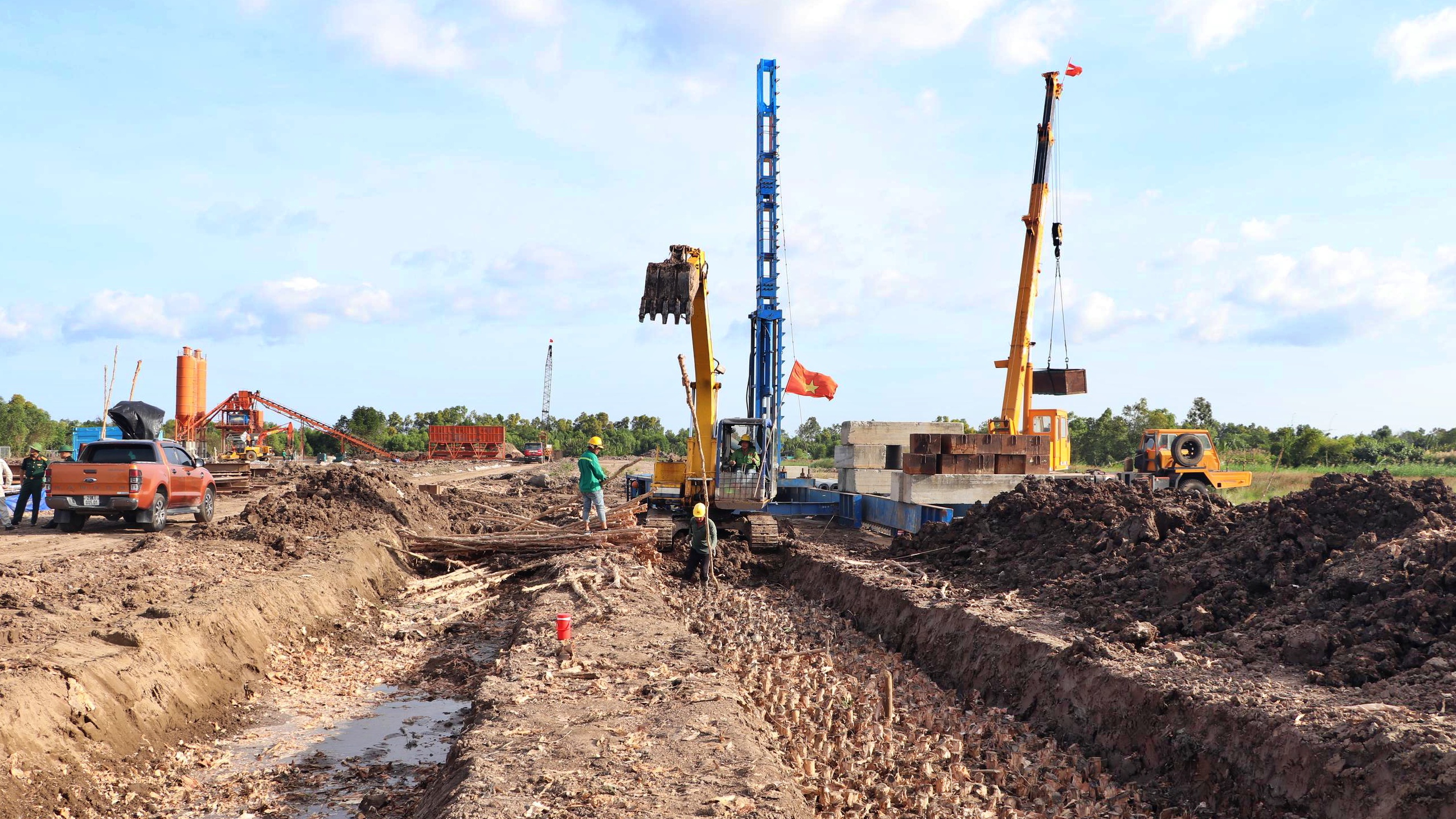 Đôn đốc thi công cao tốc Cà Mau - Đất Mũi, miền cực Nam của Tổ quốc- Ảnh 2. Đôn đốc thi công cao tốc Cà Mau - Đất Mũi, miền cực Nam của Tổ quốc- Ảnh 2.