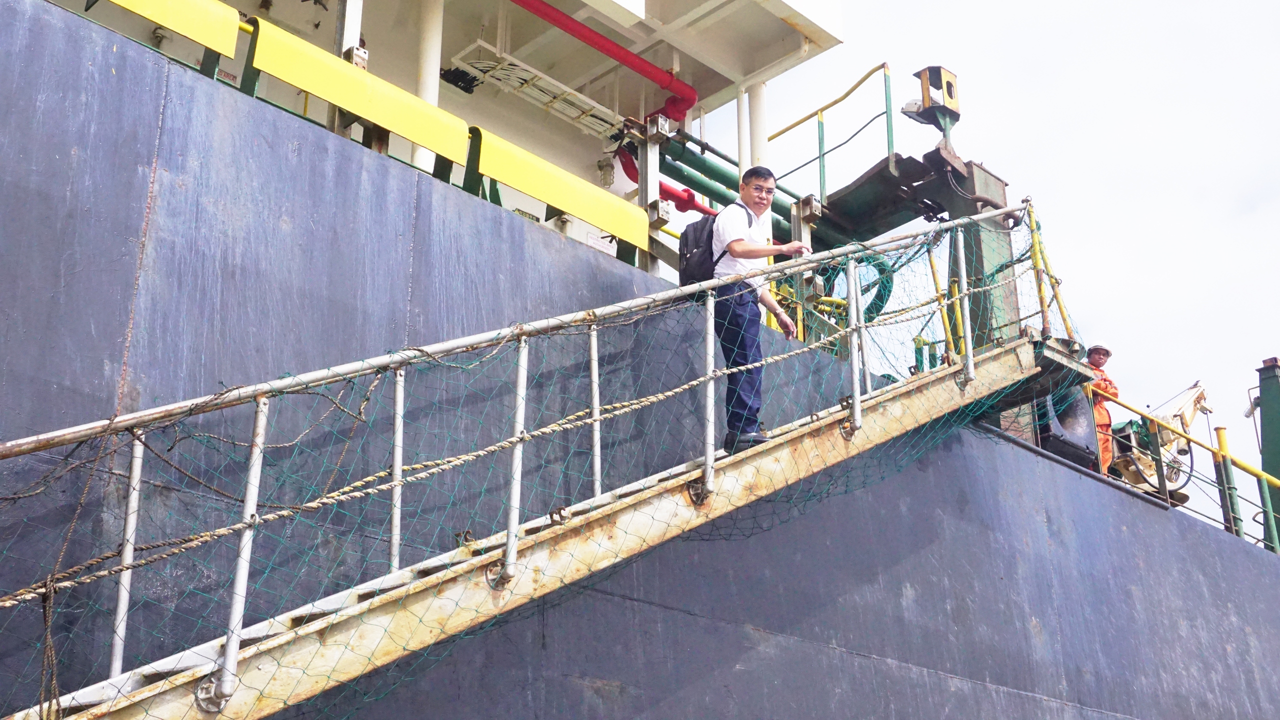 3 giờ căng mình dẫn tàu container rời cảng Hải Phòng- Ảnh 2. 3 giờ căng mình dẫn tàu container rời cảng Hải Phòng- Ảnh 2.