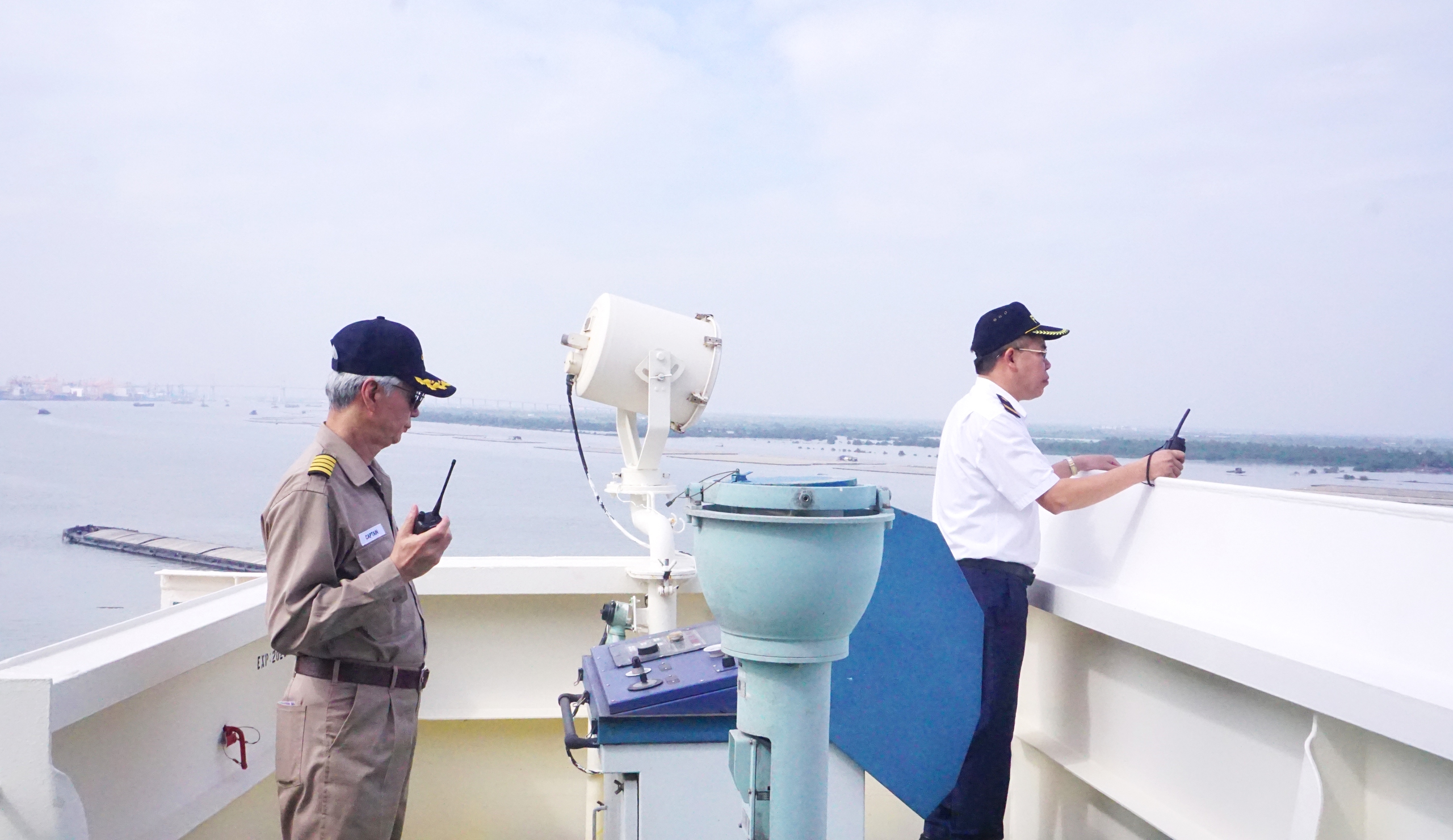 3 giờ căng mình dẫn tàu container rời cảng Hải Phòng- Ảnh 4. 3 giờ căng mình dẫn tàu container rời cảng Hải Phòng- Ảnh 4.