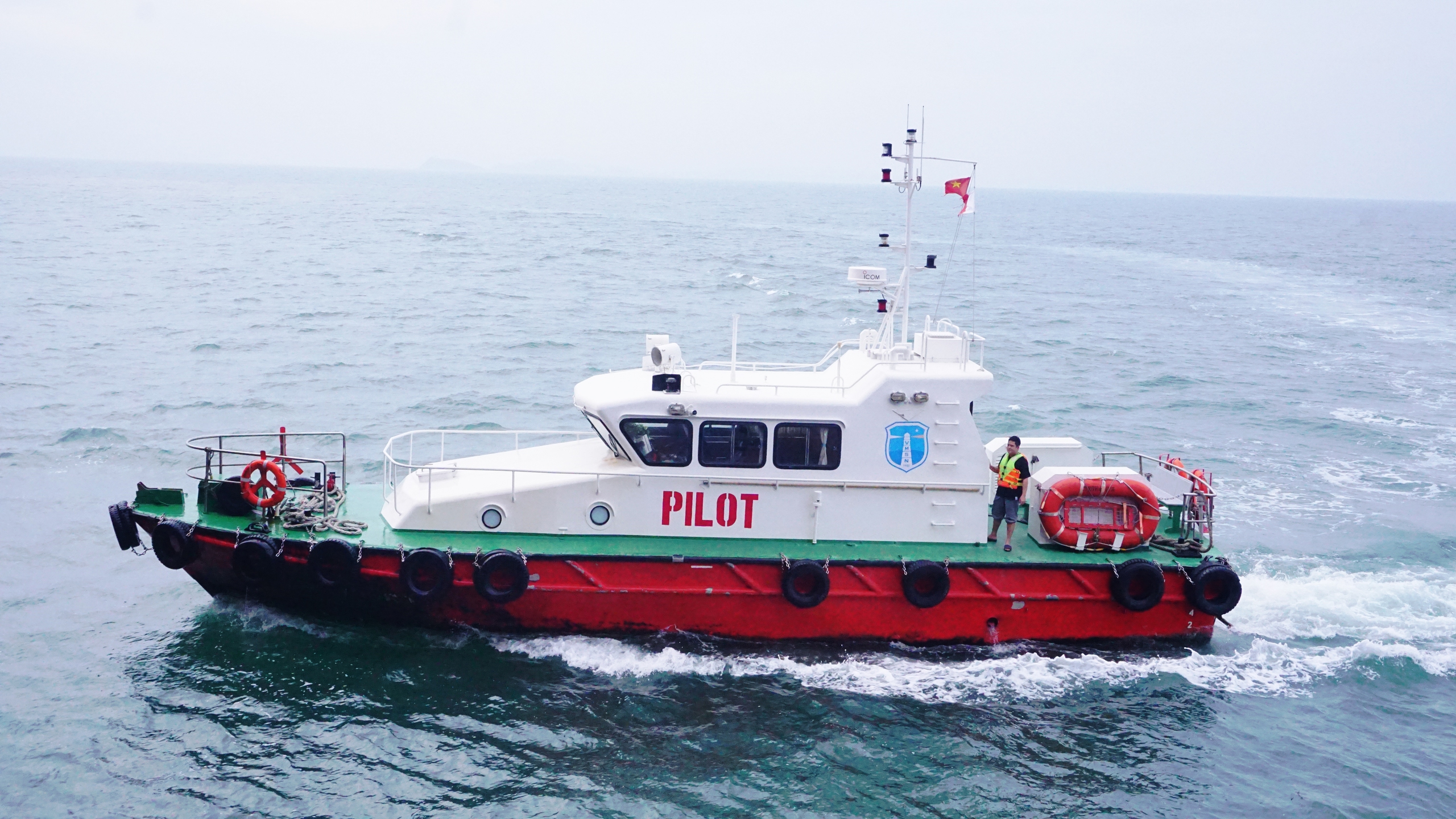 3 giờ căng mình dẫn tàu container rời cảng Hải Phòng- Ảnh 8. 3 giờ căng mình dẫn tàu container rời cảng Hải Phòng- Ảnh 8.