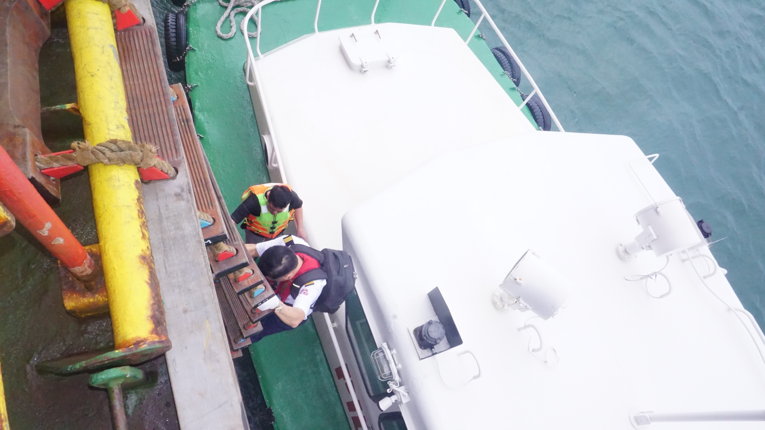 3 giờ căng mình dẫn tàu container rời cảng Hải Phòng- Ảnh 9. 3 giờ căng mình dẫn tàu container rời cảng Hải Phòng- Ảnh 9.