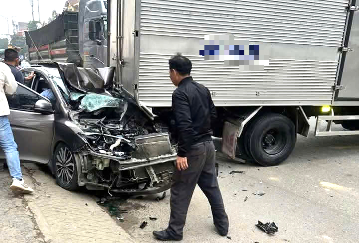 Tai nạn liên hoàn giữa xe đầu kéo và nhiều ô tô trên QL1 qua Thanh Hoá, giao thông ùn tắc- Ảnh 2. Tai nạn liên hoàn giữa xe đầu kéo và nhiều ô tô trên QL1 qua Thanh Hoá, giao thông ùn tắc- Ảnh 2.