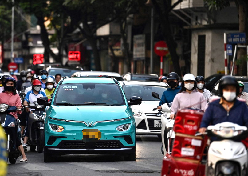 Cử tri băn khoăn lộ trình chuyển đổi xe xăng sang xe điện, Bộ Xây dựng nói gì?- Ảnh 2. Cử tri băn khoăn lộ trình chuyển đổi xe xăng sang xe điện, Bộ Xây dựng nói gì?- Ảnh 2.