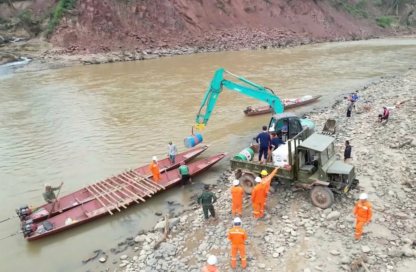 Đi đò tạm giữa dòng lũ: Nỗi lo an toàn của người dân vùng cao Nghệ An- Ảnh 1. Đi đò tạm giữa dòng lũ: Nỗi lo an toàn của người dân vùng cao Nghệ An- Ảnh 1.