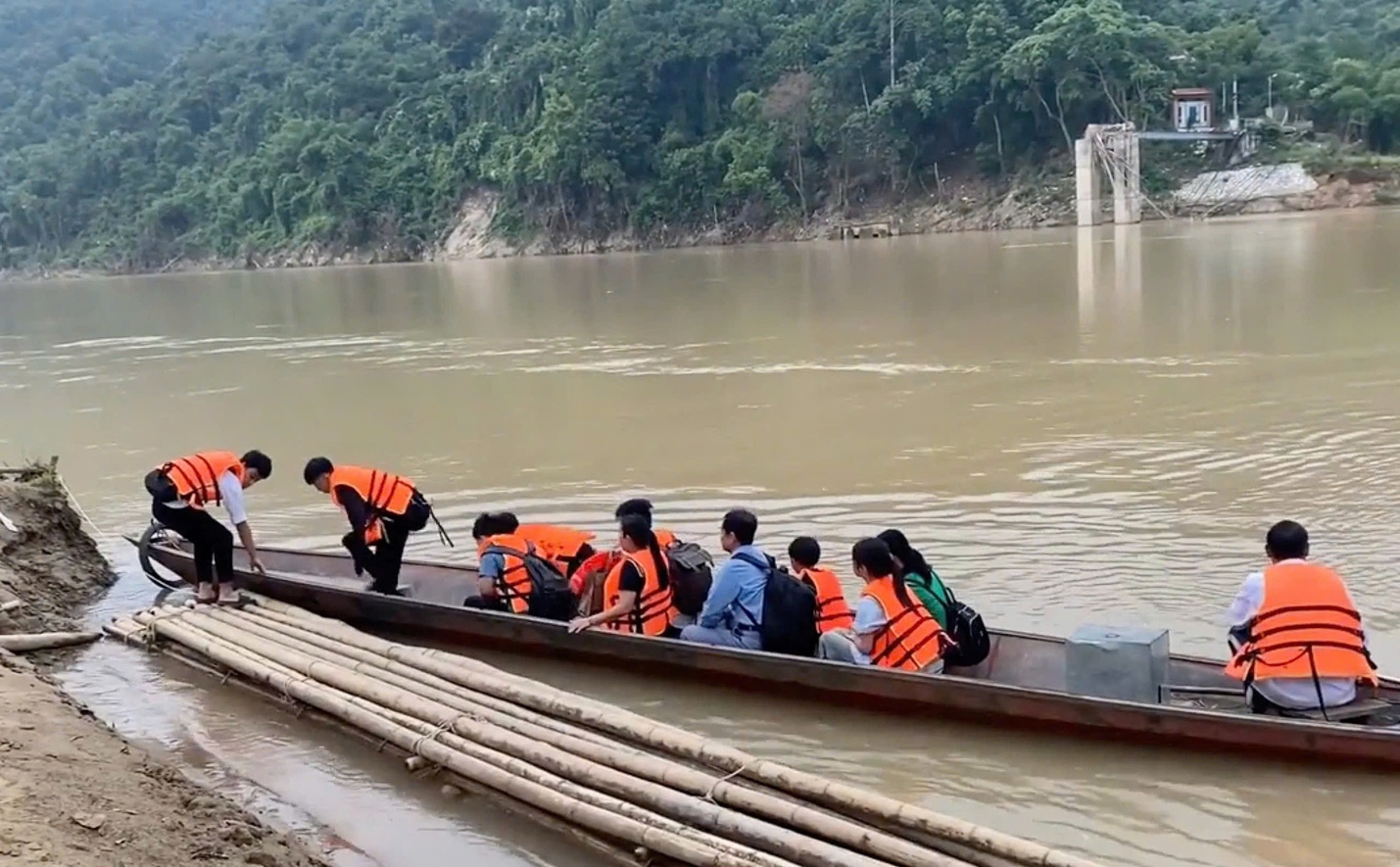 Đi đò tạm giữa dòng lũ: Nỗi lo an toàn của người dân vùng cao Nghệ An- Ảnh 4. Đi đò tạm giữa dòng lũ: Nỗi lo an toàn của người dân vùng cao Nghệ An- Ảnh 4.