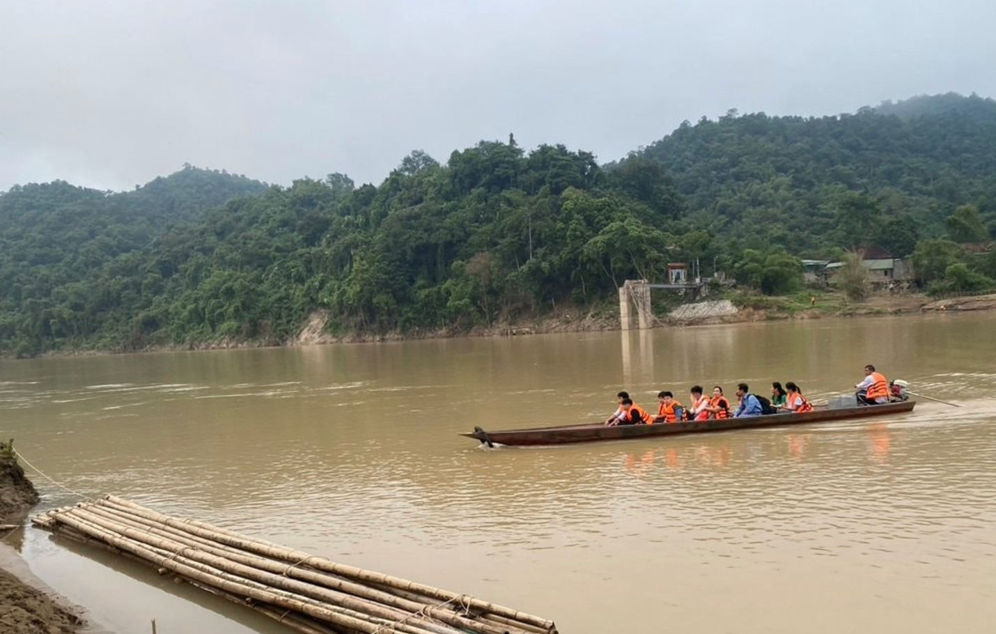 Đi đò tạm giữa dòng lũ: Nỗi lo an toàn của người dân vùng cao Nghệ An- Ảnh 5. Đi đò tạm giữa dòng lũ: Nỗi lo an toàn của người dân vùng cao Nghệ An- Ảnh 5.