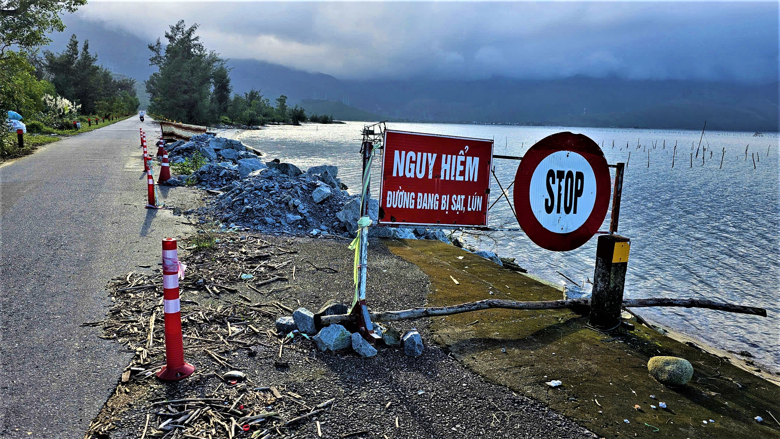 Tuyến đường du lịch ở Huế nứt toác, tạo hàm ếch gây nguy hiểm cho người đi đường- Ảnh 3. Tuyến đường du lịch ở Huế nứt toác, tạo hàm ếch gây nguy hiểm cho người đi đường- Ảnh 3.
