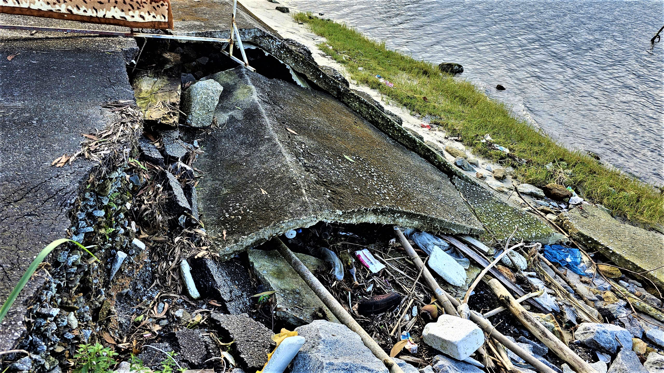 Tuyến đường du lịch ở Huế nứt toác, tạo hàm ếch gây nguy hiểm cho người đi đường- Ảnh 7. Tuyến đường du lịch ở Huế nứt toác, tạo hàm ếch gây nguy hiểm cho người đi đường- Ảnh 7.