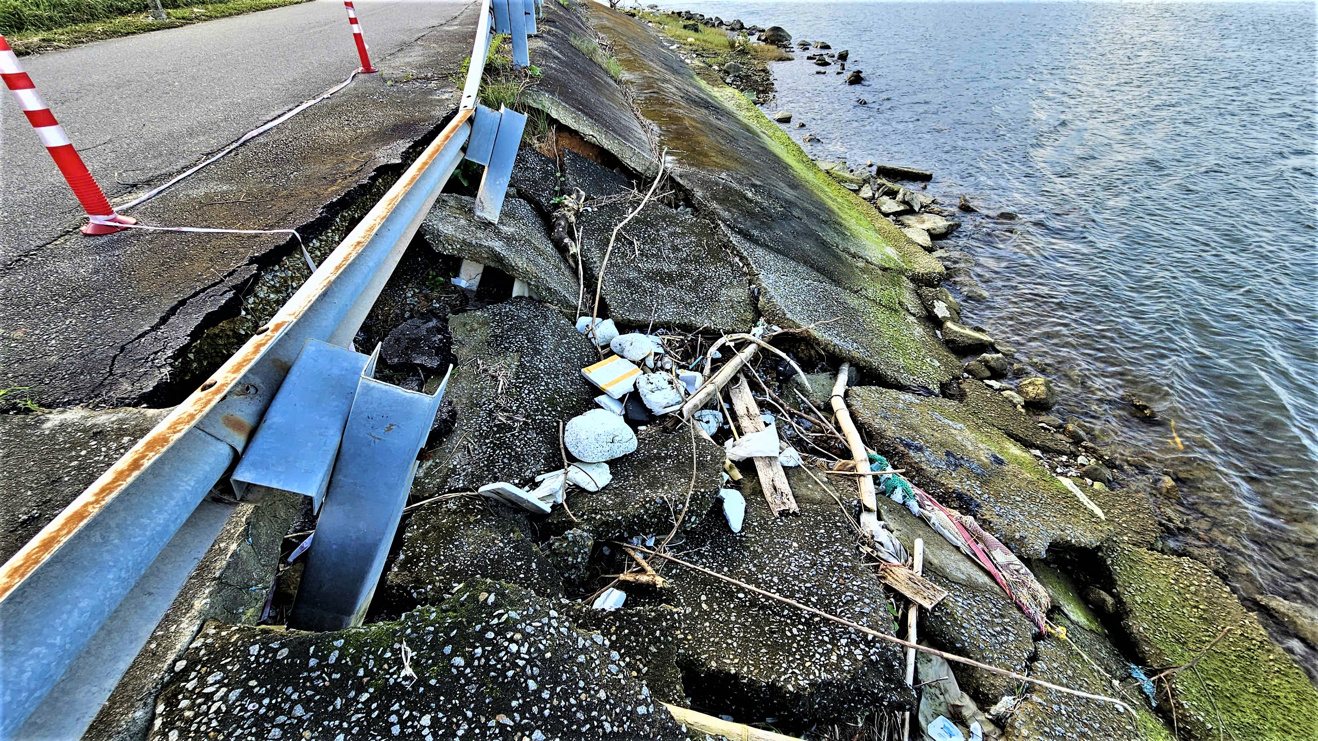 Tuyến đường du lịch ở Huế nứt toác, tạo hàm ếch gây nguy hiểm cho người đi đường- Ảnh 10. Tuyến đường du lịch ở Huế nứt toác, tạo hàm ếch gây nguy hiểm cho người đi đường- Ảnh 10.