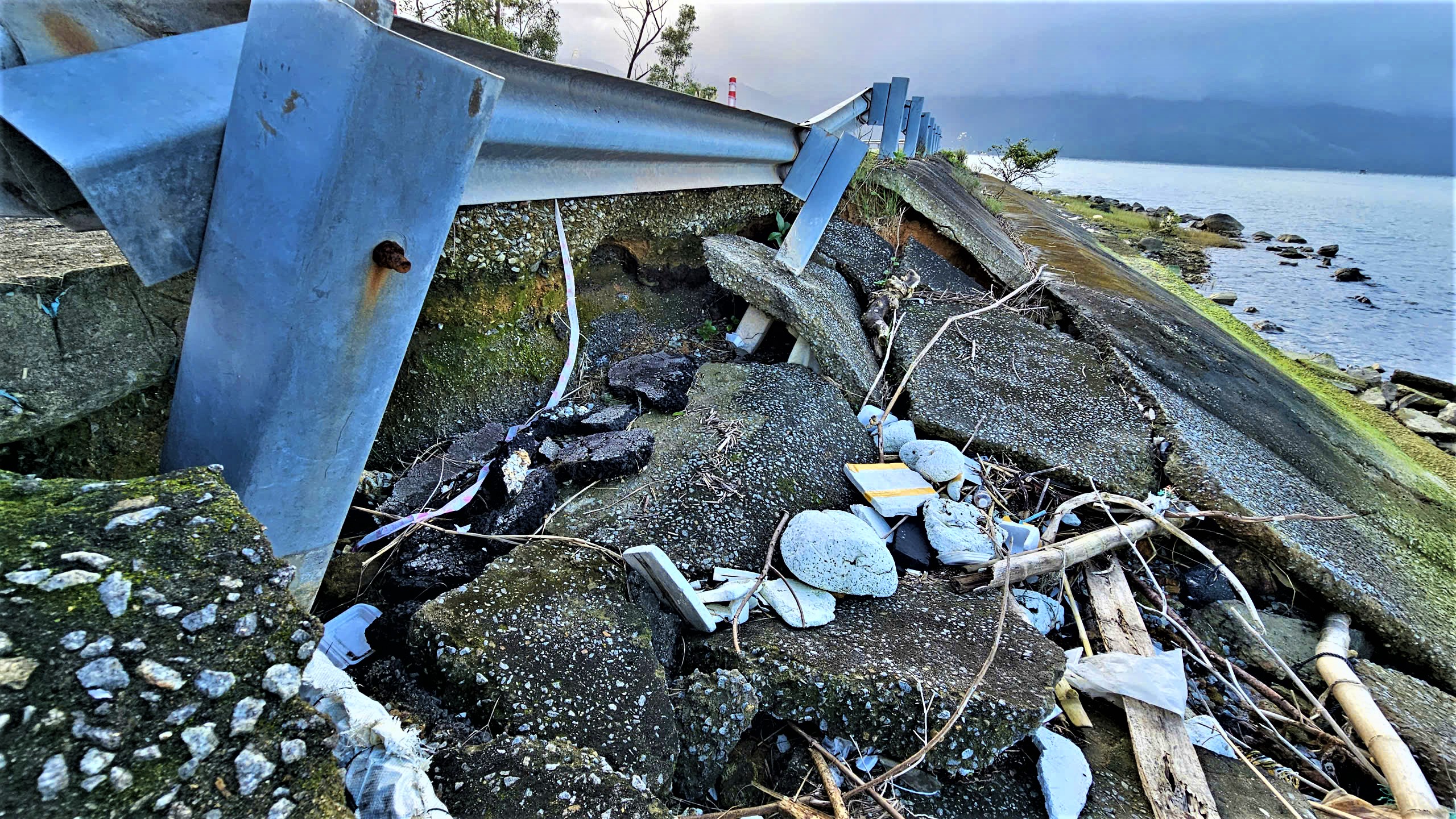 Tuyến đường du lịch ở Huế nứt toác, tạo hàm ếch gây nguy hiểm cho người đi đường- Ảnh 13. Tuyến đường du lịch ở Huế nứt toác, tạo hàm ếch gây nguy hiểm cho người đi đường- Ảnh 13.