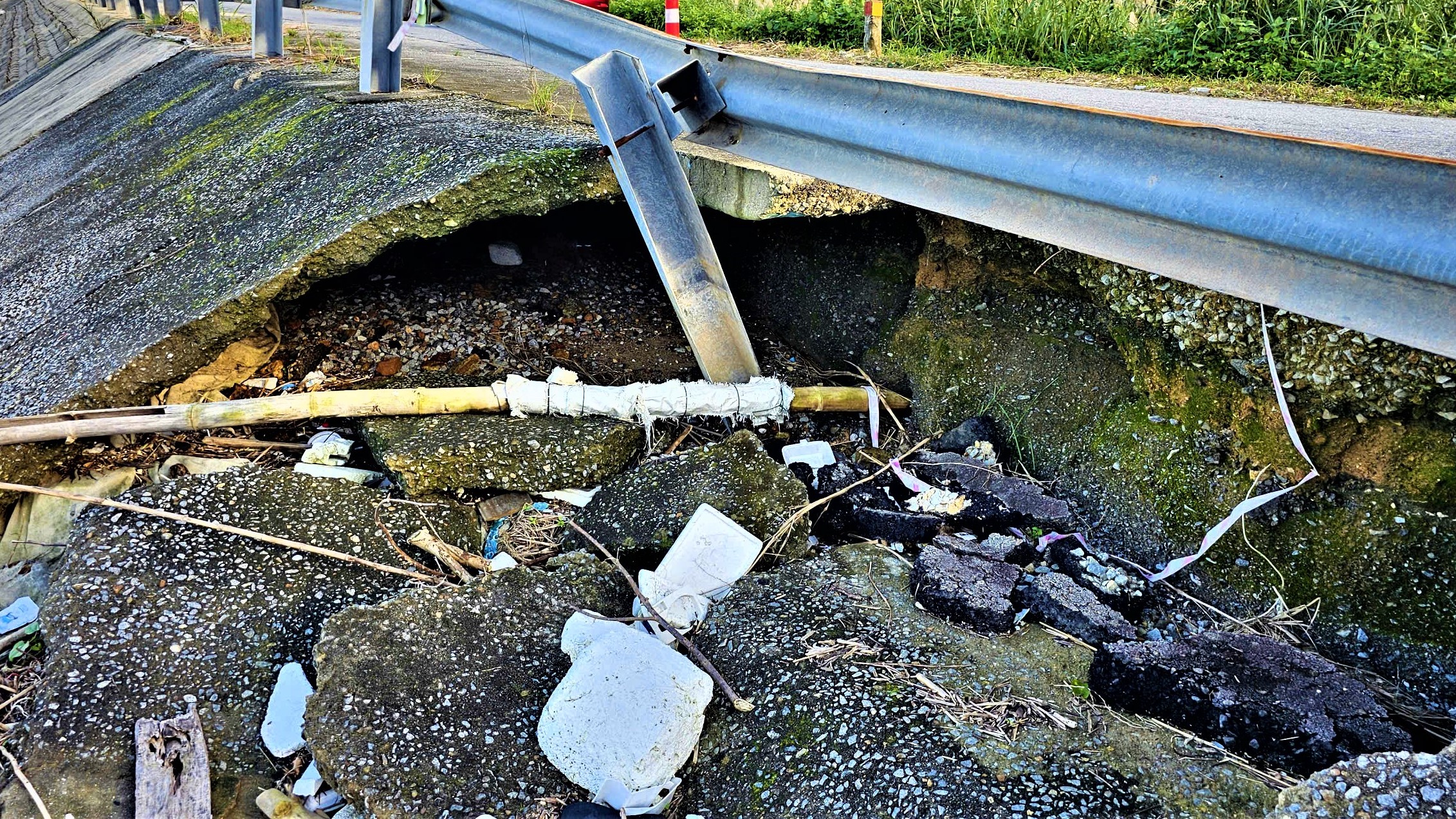 Tuyến đường du lịch ở Huế nứt toác, tạo hàm ếch gây nguy hiểm cho người đi đường- Ảnh 4. Tuyến đường du lịch ở Huế nứt toác, tạo hàm ếch gây nguy hiểm cho người đi đường- Ảnh 4.