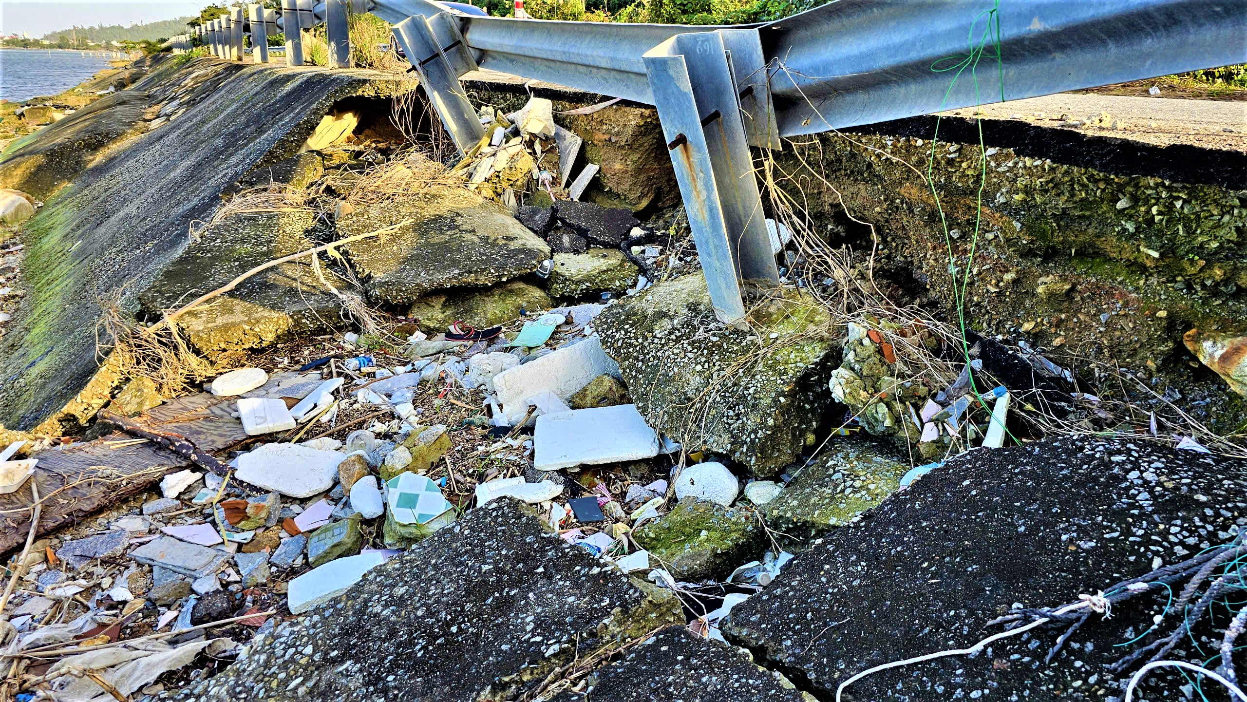 Tuyến đường du lịch ở Huế nứt toác, tạo hàm ếch gây nguy hiểm cho người đi đường- Ảnh 1. Tuyến đường du lịch ở Huế nứt toác, tạo hàm ếch gây nguy hiểm cho người đi đường- Ảnh 1.