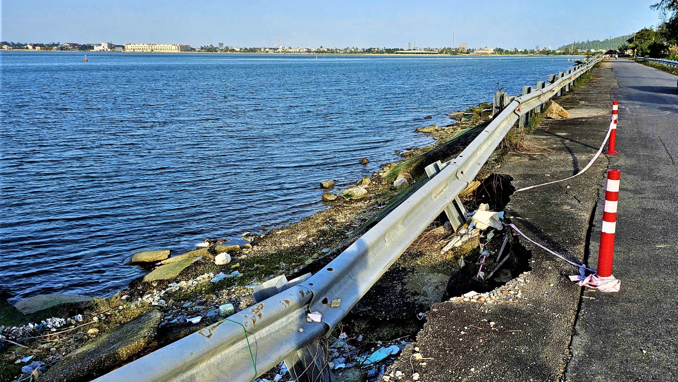 Tuyến đường du lịch ở Huế nứt toác, tạo hàm ếch gây nguy hiểm cho người đi đường- Ảnh 11. Tuyến đường du lịch ở Huế nứt toác, tạo hàm ếch gây nguy hiểm cho người đi đường- Ảnh 11.