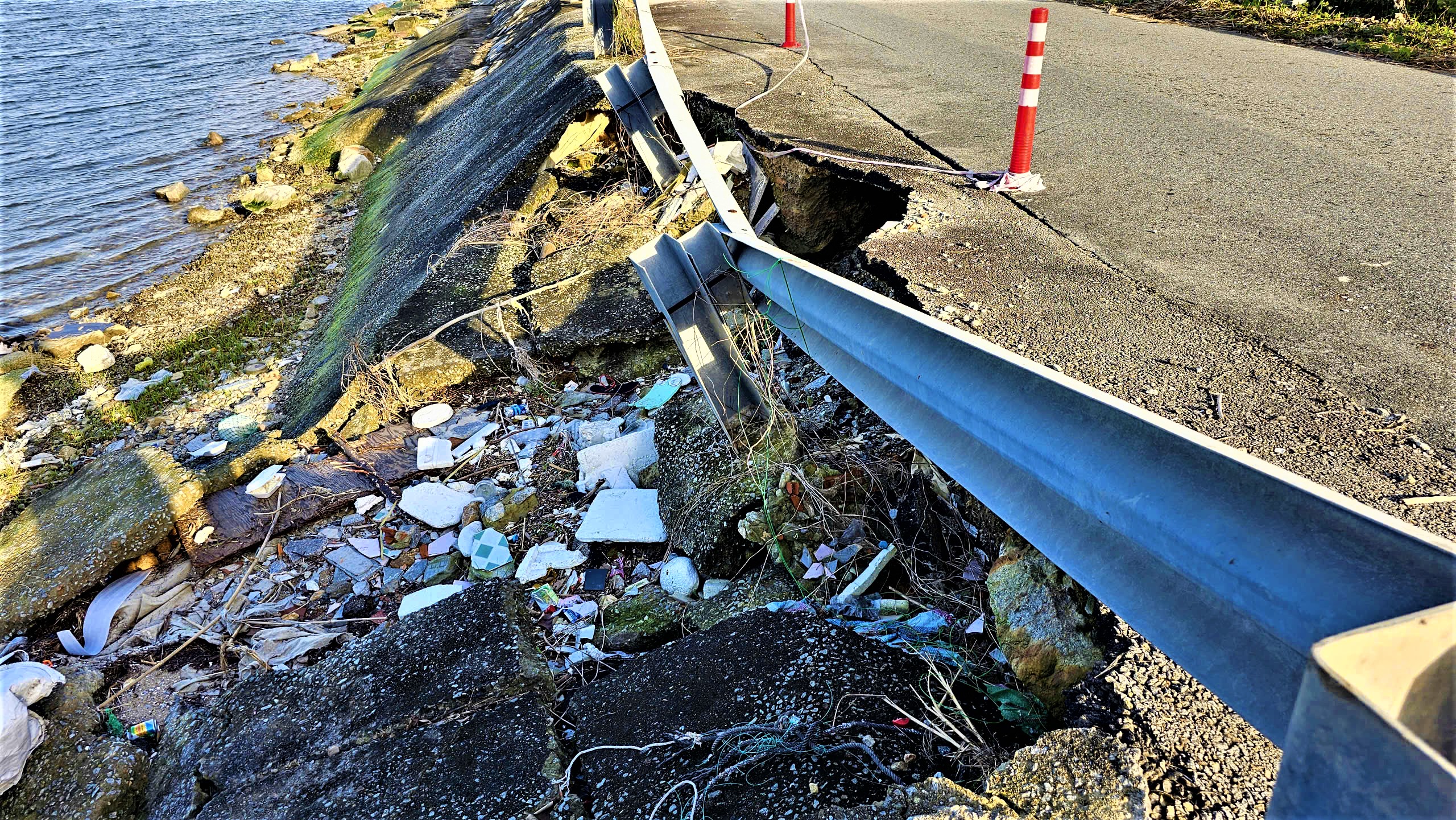 Tuyến đường du lịch ở Huế nứt toác, tạo hàm ếch gây nguy hiểm cho người đi đường- Ảnh 2. Tuyến đường du lịch ở Huế nứt toác, tạo hàm ếch gây nguy hiểm cho người đi đường- Ảnh 2.