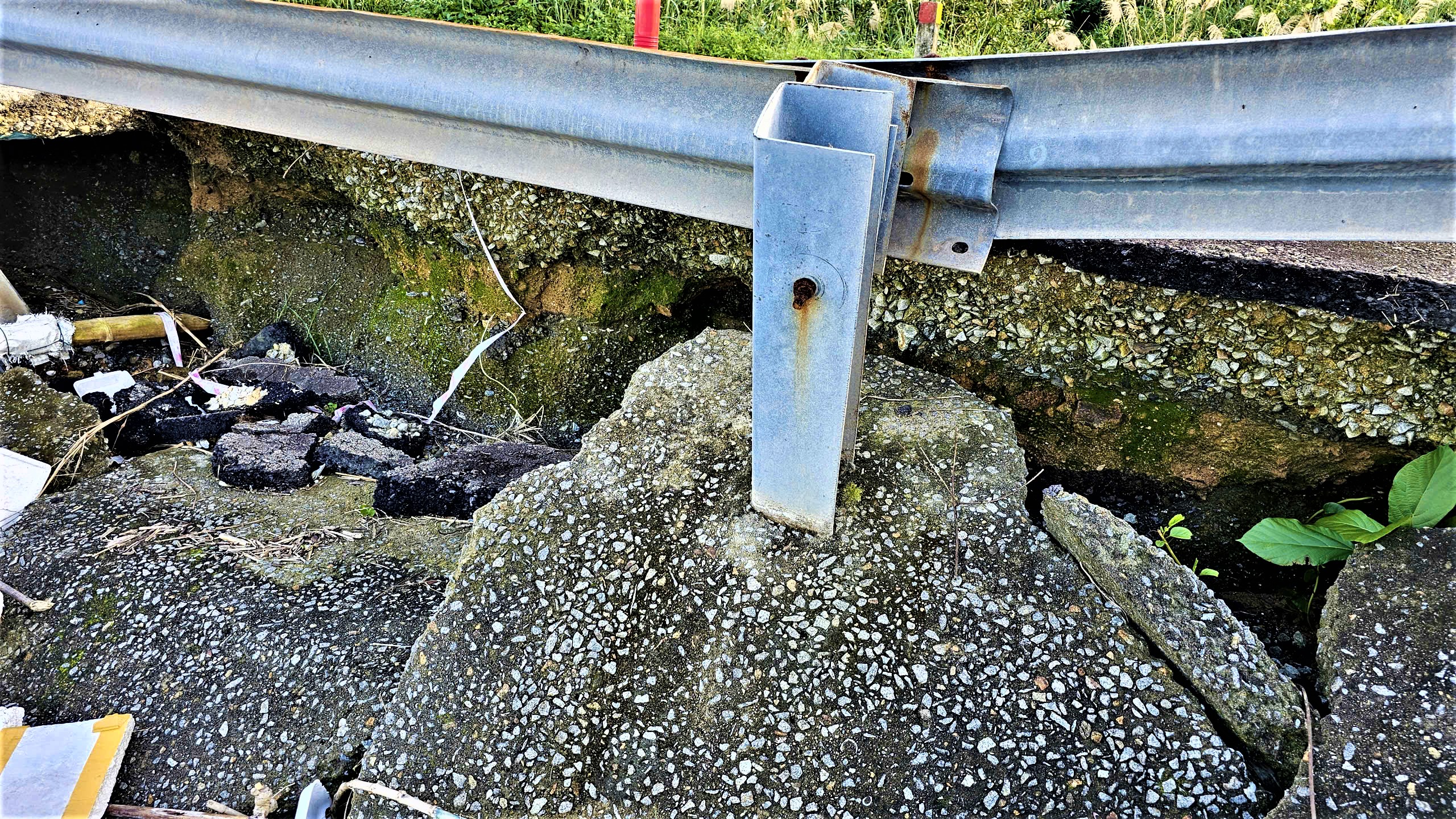 Tuyến đường du lịch ở Huế nứt toác, tạo hàm ếch gây nguy hiểm cho người đi đường- Ảnh 12. Tuyến đường du lịch ở Huế nứt toác, tạo hàm ếch gây nguy hiểm cho người đi đường- Ảnh 12.