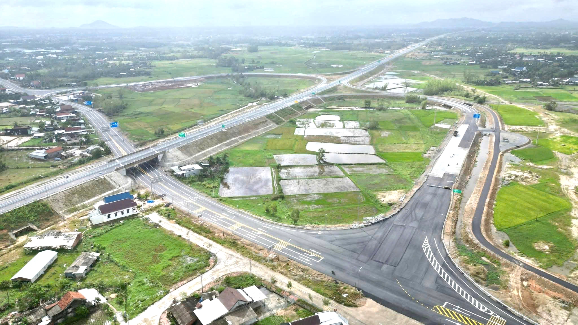 Cận cảnh cao tốc hơn 12.400 tỷ đồng qua Gia Lai trước ngày về đích- Ảnh 6. Cận cảnh cao tốc hơn 12.400 tỷ đồng qua Gia Lai trước ngày về đích- Ảnh 6.