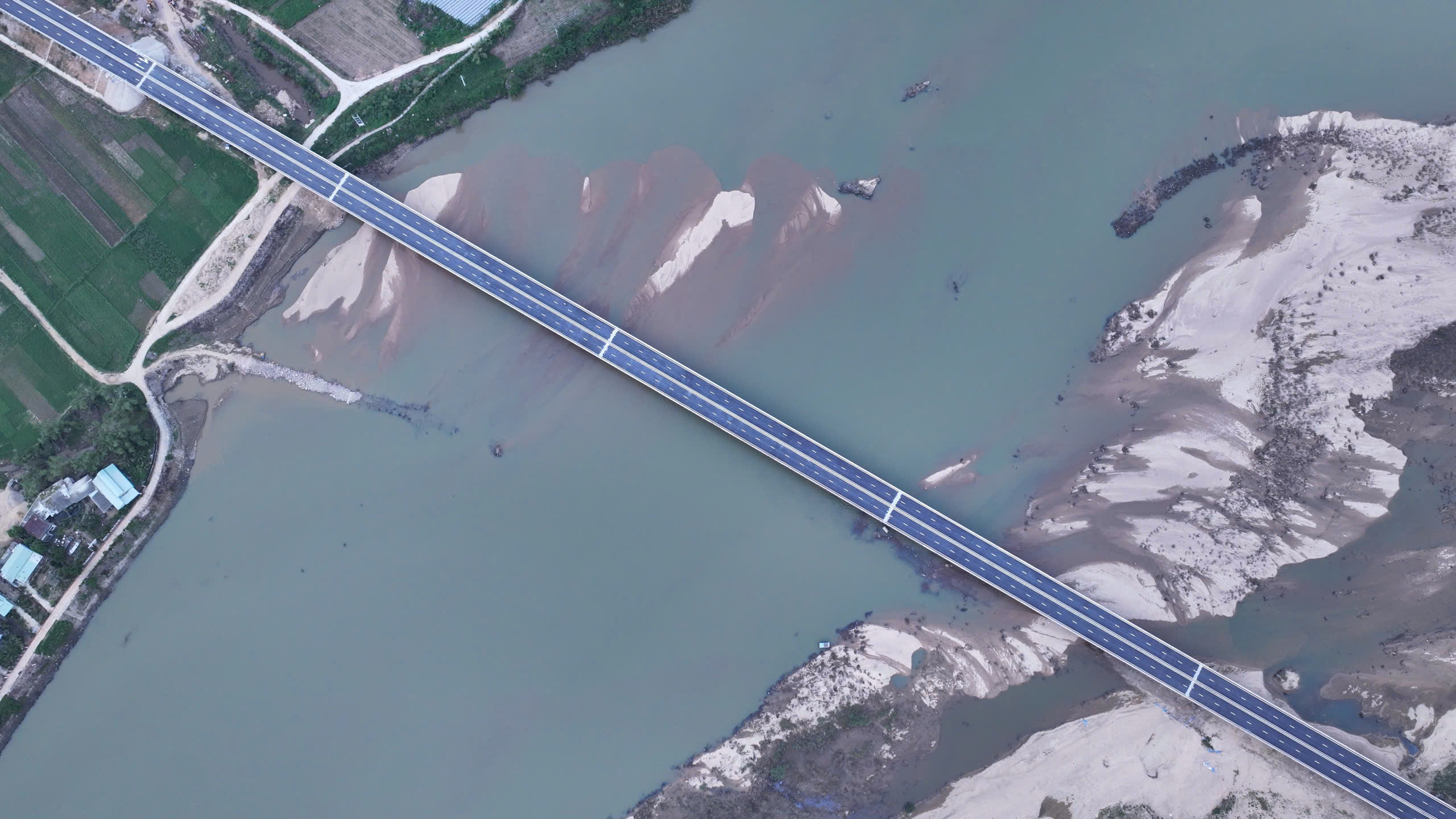 Cận cảnh cao tốc hơn 12.400 tỷ đồng qua Gia Lai trước ngày về đích- Ảnh 5. Cận cảnh cao tốc hơn 12.400 tỷ đồng qua Gia Lai trước ngày về đích- Ảnh 5.