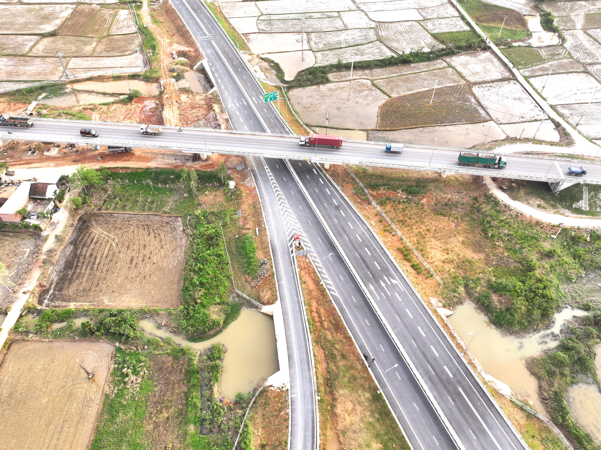 Cận cảnh cao tốc hơn 12.400 tỷ đồng qua Gia Lai trước ngày về đích- Ảnh 8. Cận cảnh cao tốc hơn 12.400 tỷ đồng qua Gia Lai trước ngày về đích- Ảnh 8.