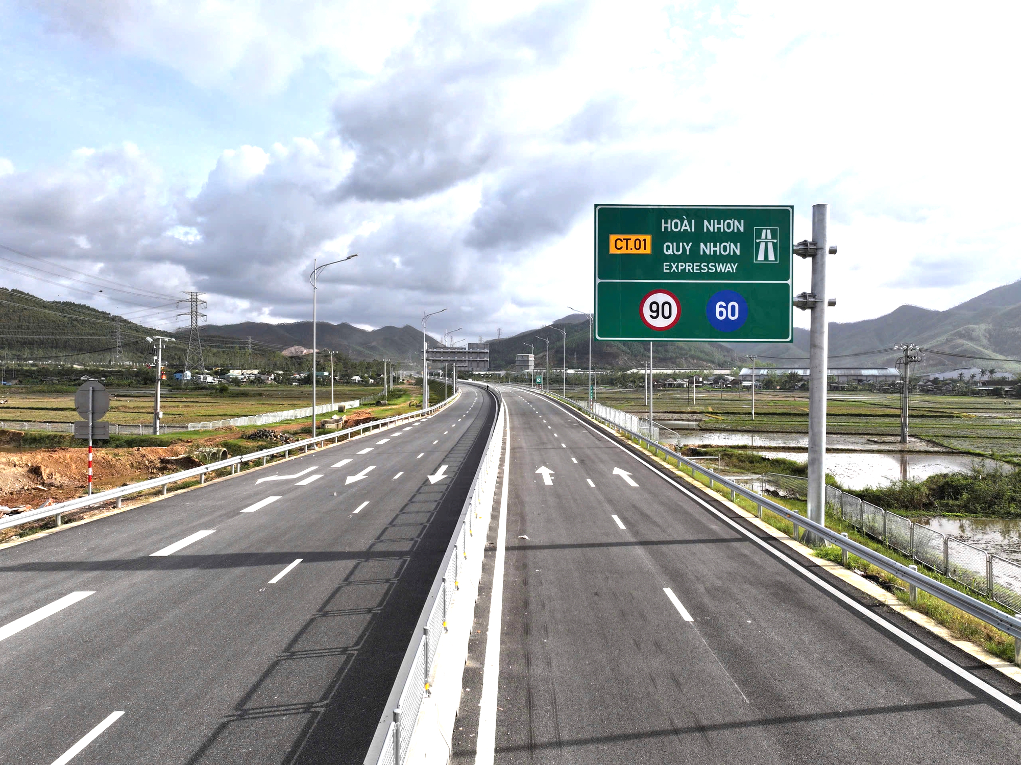 Cận cảnh cao tốc hơn 12.400 tỷ đồng qua Gia Lai trước ngày về đích- Ảnh 1. Cận cảnh cao tốc hơn 12.400 tỷ đồng qua Gia Lai trước ngày về đích- Ảnh 1.