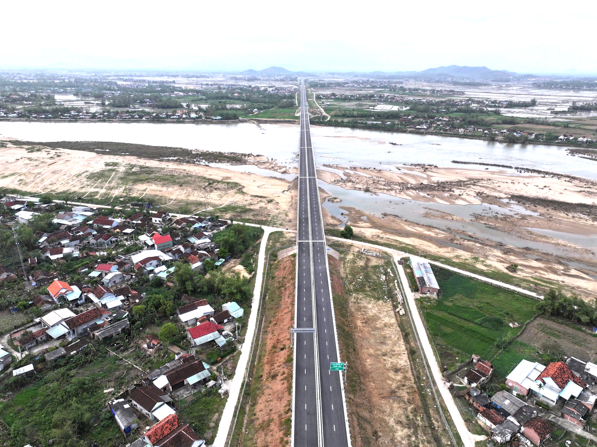 Cận cảnh cao tốc hơn 12.400 tỷ đồng qua Gia Lai trước ngày về đích- Ảnh 9. Cận cảnh cao tốc hơn 12.400 tỷ đồng qua Gia Lai trước ngày về đích- Ảnh 9.