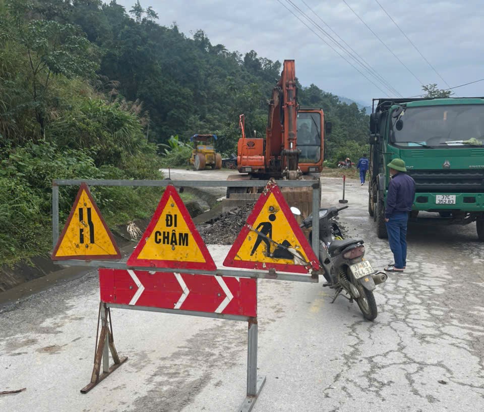 H&agrave; Tĩnh: Rốt r&aacute;o sửa chữa c&aacute;c tuyến quốc lộ, tỉnh lộ hư hỏng sau sạt lở, ngập &uacute;ng- Ảnh 2.