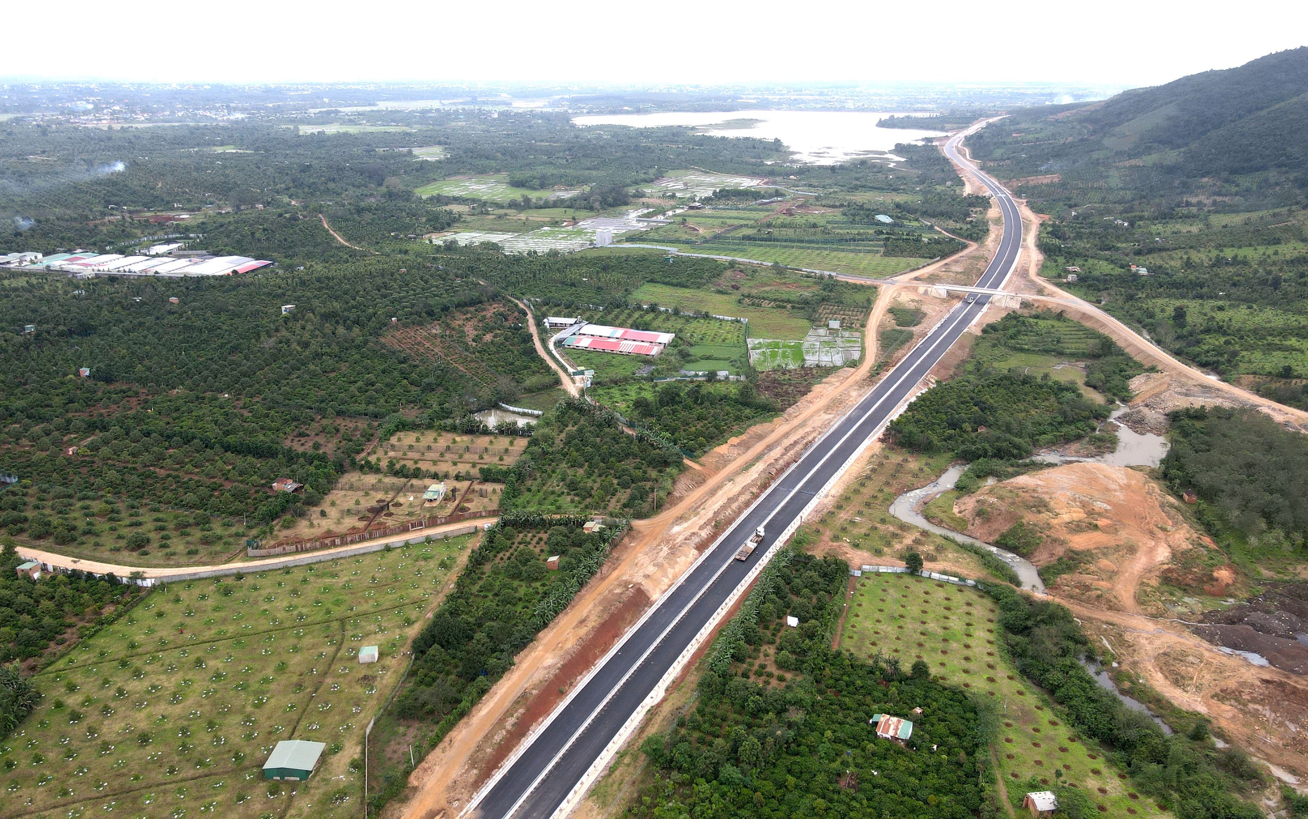 Ngắm 48km cao tốc Khánh Hòa - Buôn Ma Thuột sẽ thông xe kỹ thuật vào 19/12- Ảnh 15. Ngắm 48km cao tốc Khánh Hòa - Buôn Ma Thuột sẽ thông xe kỹ thuật vào 19/12- Ảnh 15.