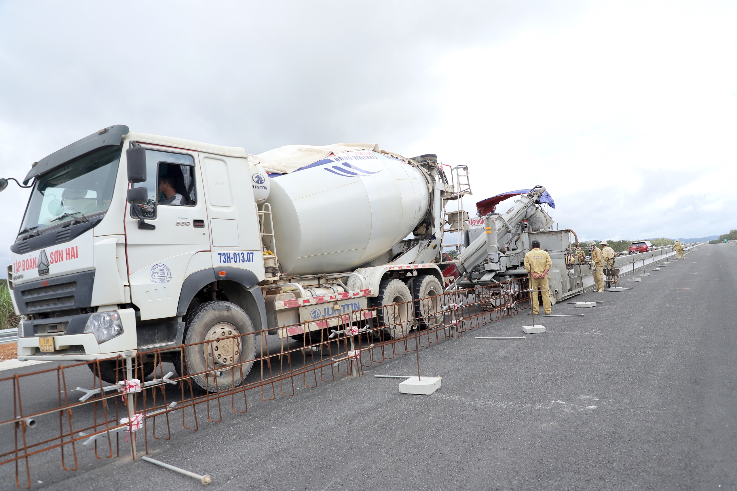 Ngắm 48km cao tốc Khánh Hòa - Buôn Ma Thuột sẽ thông xe kỹ thuật vào 19/12- Ảnh 13. Ngắm 48km cao tốc Khánh Hòa - Buôn Ma Thuột sẽ thông xe kỹ thuật vào 19/12- Ảnh 13.