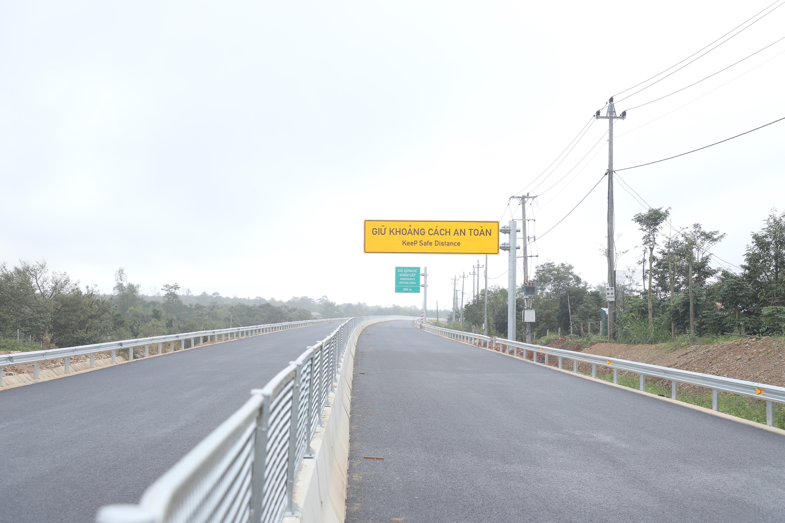 Ngắm 48km cao tốc Khánh Hòa - Buôn Ma Thuột sẽ thông xe kỹ thuật vào 19/12- Ảnh 2. Ngắm 48km cao tốc Khánh Hòa - Buôn Ma Thuột sẽ thông xe kỹ thuật vào 19/12- Ảnh 2.