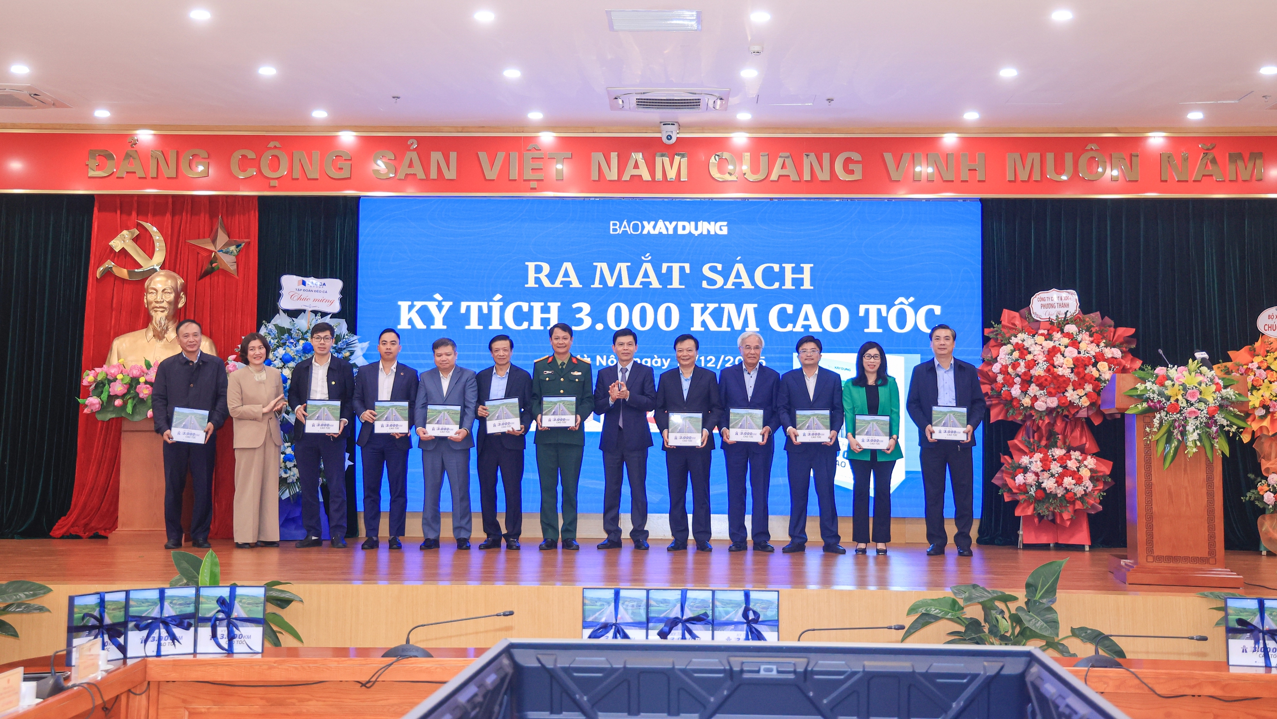 Báo Xây dựng ra mắt sách “Kỳ tích 3.000km cao tốc”- Ảnh 2. Báo Xây dựng ra mắt sách “Kỳ tích 3.000km cao tốc”- Ảnh 2.