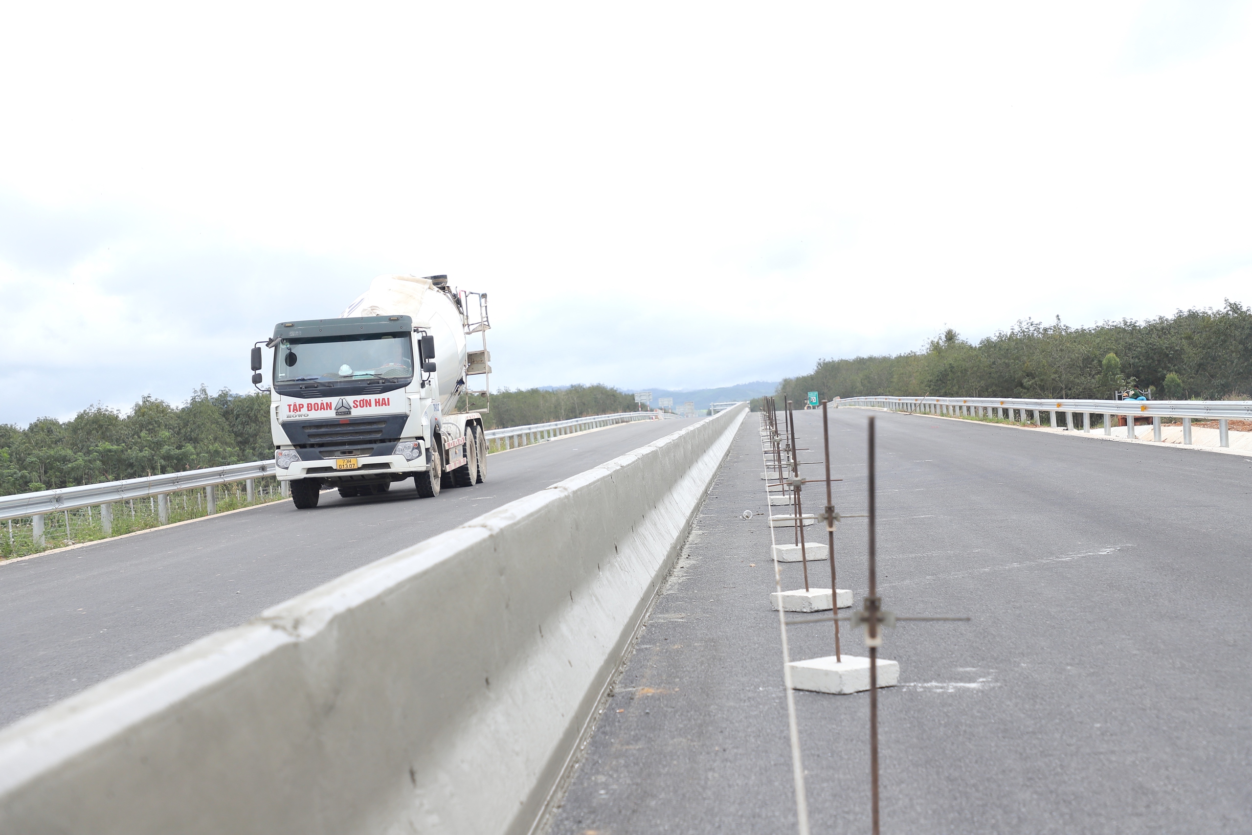Ngắm 48km cao tốc Khánh Hòa - Buôn Ma Thuột sẽ thông xe kỹ thuật vào 19/12- Ảnh 11. Ngắm 48km cao tốc Khánh Hòa - Buôn Ma Thuột sẽ thông xe kỹ thuật vào 19/12- Ảnh 11.