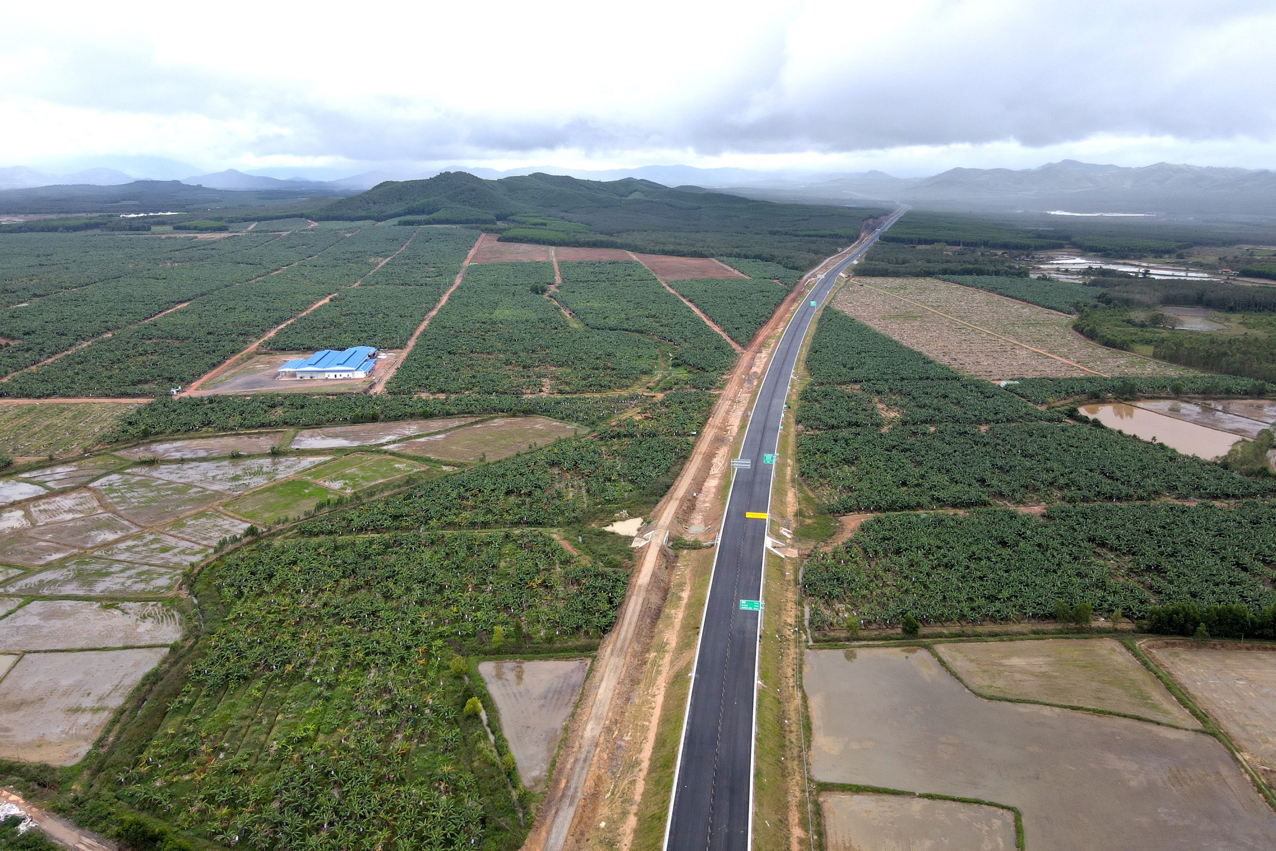 Ngắm 48km cao tốc Khánh Hòa - Buôn Ma Thuột sẽ thông xe kỹ thuật vào 19/12- Ảnh 9. Ngắm 48km cao tốc Khánh Hòa - Buôn Ma Thuột sẽ thông xe kỹ thuật vào 19/12- Ảnh 9.