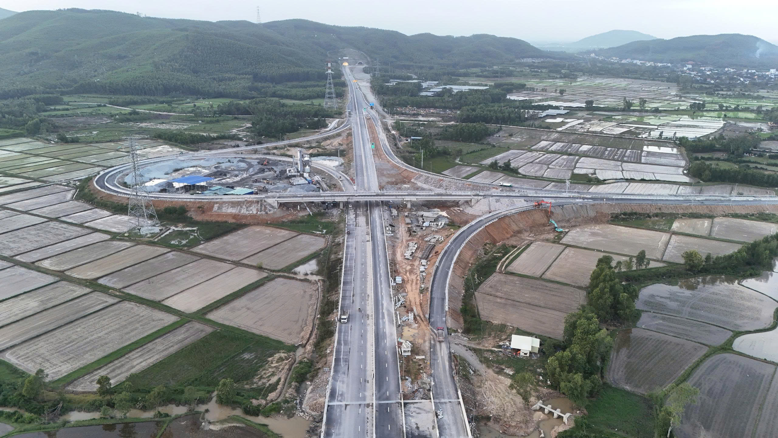 C&aacute;c n&uacute;t giao tr&ecirc;n cao tốc hơn 20.000 tỷ đồng sắp th&ocirc;ng xe kết nối thế n&agrave;o?- Ảnh 17.