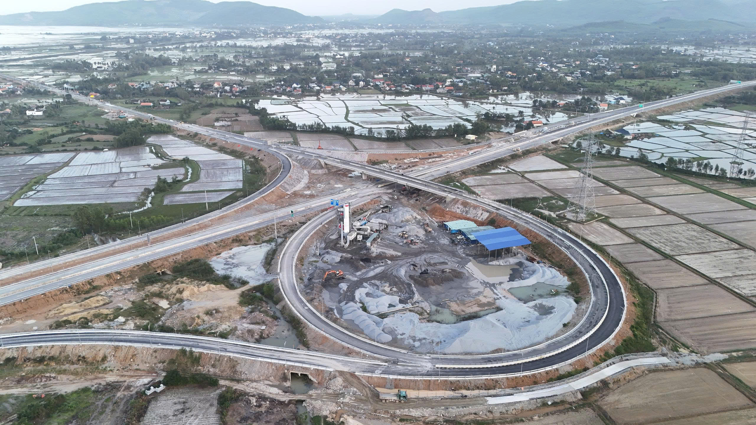 C&aacute;c n&uacute;t giao tr&ecirc;n cao tốc hơn 20.000 tỷ đồng sắp th&ocirc;ng xe kết nối thế n&agrave;o?- Ảnh 16.