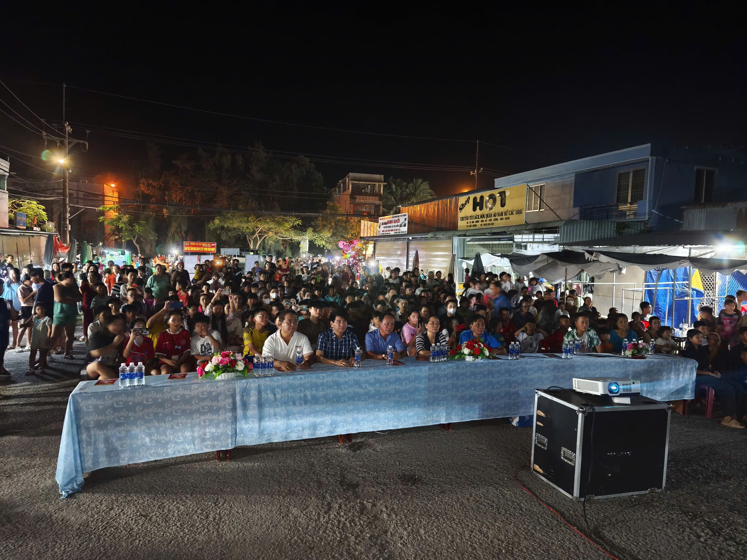 Phim "Mưa Đỏ" chiếu miễn phí tiếp tục gây sốt ở An Giang- Ảnh 2. Phim "Mưa Đỏ" chiếu miễn phí tiếp tục gây sốt ở An Giang- Ảnh 2.