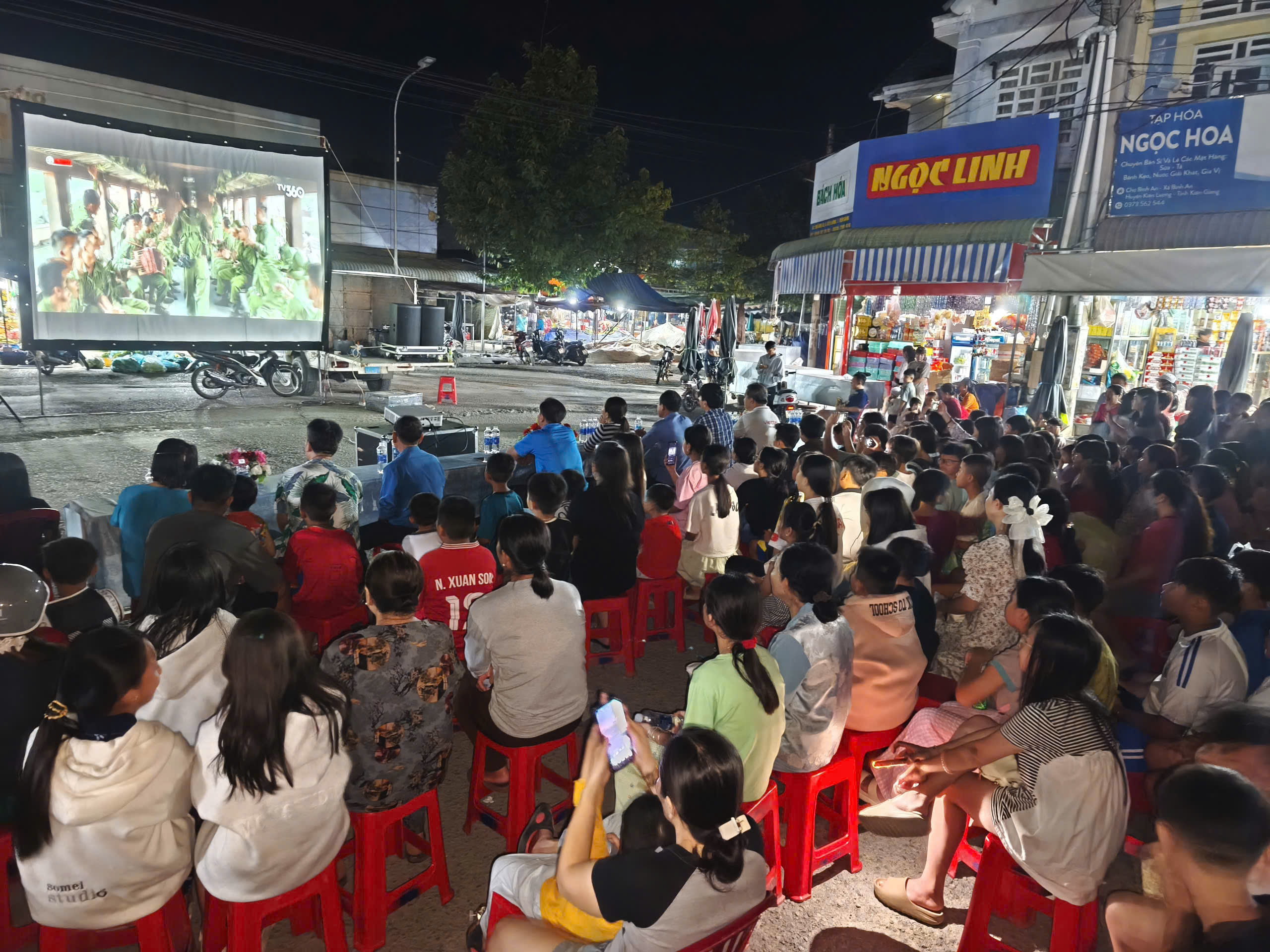 Phim "Mưa Đỏ" chiếu miễn phí tiếp tục gây sốt ở An Giang- Ảnh 1. Phim "Mưa Đỏ" chiếu miễn phí tiếp tục gây sốt ở An Giang- Ảnh 1.