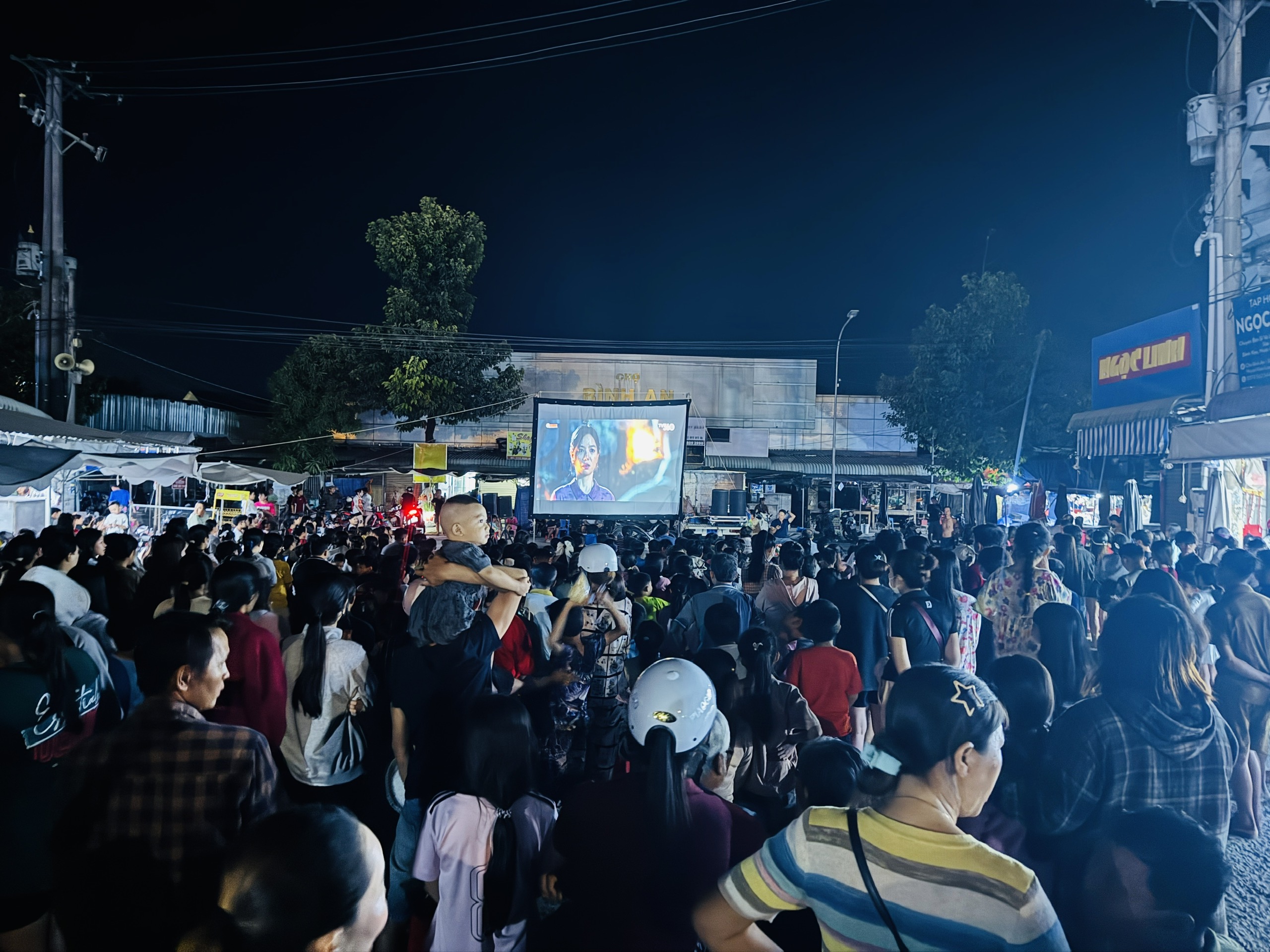 Phim "Mưa Đỏ" chiếu miễn phí tiếp tục gây sốt ở An Giang- Ảnh 3. Phim "Mưa Đỏ" chiếu miễn phí tiếp tục gây sốt ở An Giang- Ảnh 3.