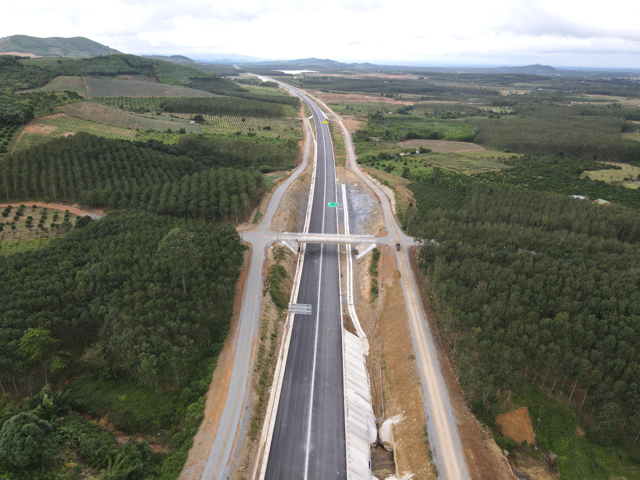 Ngắm 48km cao tốc Khánh Hòa - Buôn Ma Thuột sẽ thông xe kỹ thuật vào 19/12- Ảnh 6. Ngắm 48km cao tốc Khánh Hòa - Buôn Ma Thuột sẽ thông xe kỹ thuật vào 19/12- Ảnh 6.
