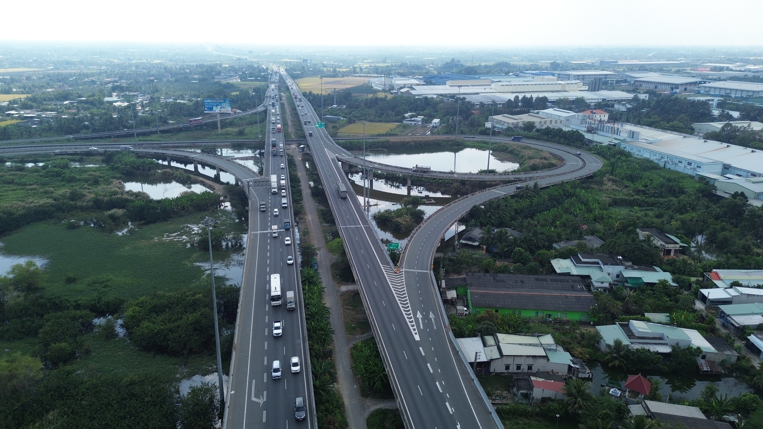 Hiện trạng cao tốc TP.HCM - Trung Lương trước ngày khởi công nâng cấp, mở rộng- Ảnh 7. Hiện trạng cao tốc TP.HCM - Trung Lương trước ngày khởi công nâng cấp, mở rộng- Ảnh 7.