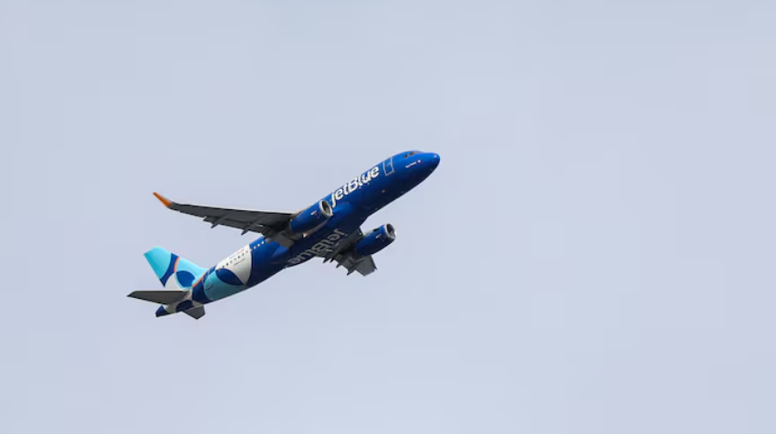 M&aacute;y bay thương mại v&agrave; chiến cơ Mỹ su&yacute;t va chạm- Ảnh 1.