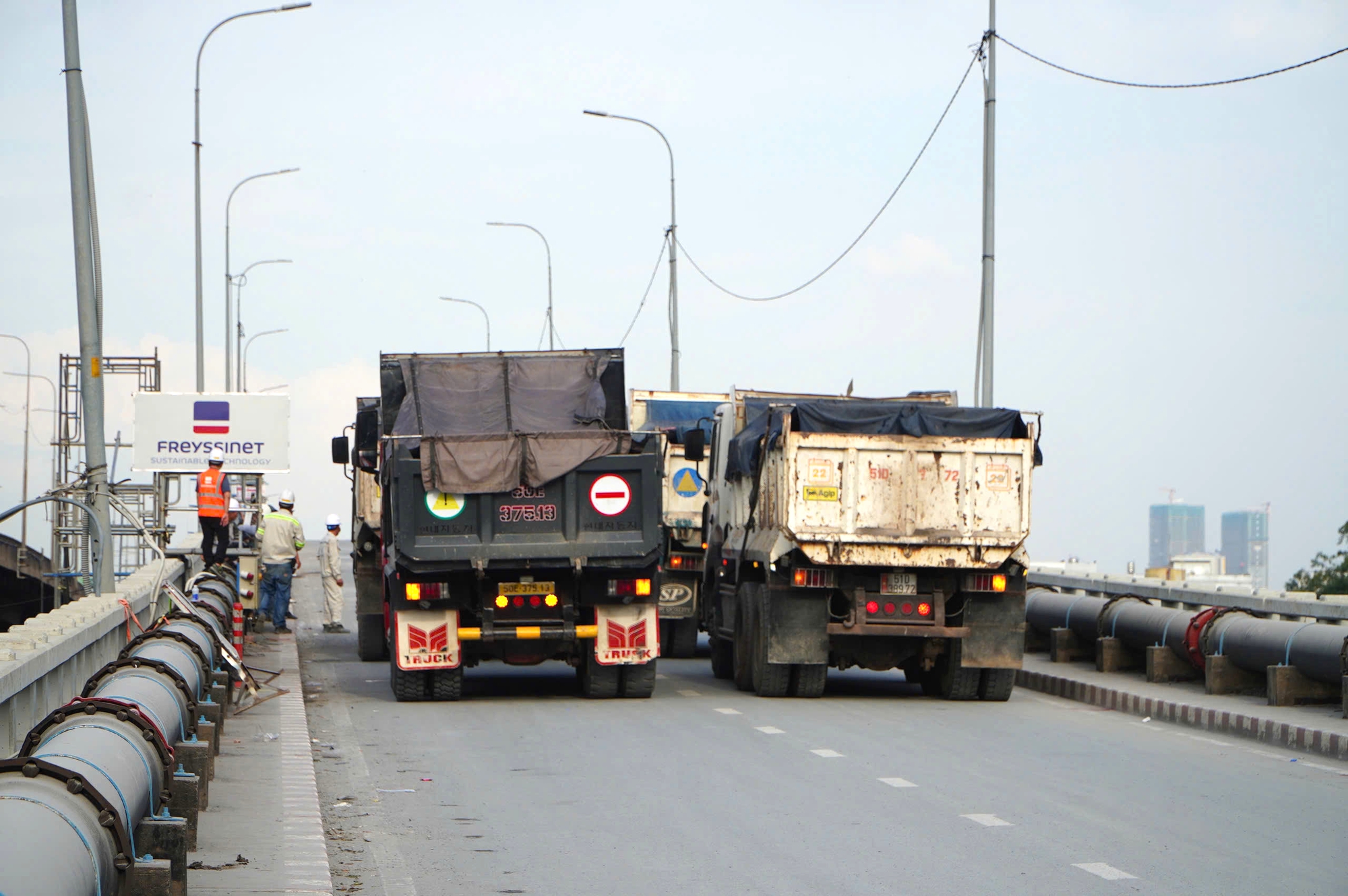 Cận cảnh thử tải cầu Bình Phước 1 bằng 14 xe tải, chuẩn bị cho ngày thông xe- Ảnh 2. Cận cảnh thử tải cầu Bình Phước 1 bằng 14 xe tải, chuẩn bị cho ngày thông xe- Ảnh 2.