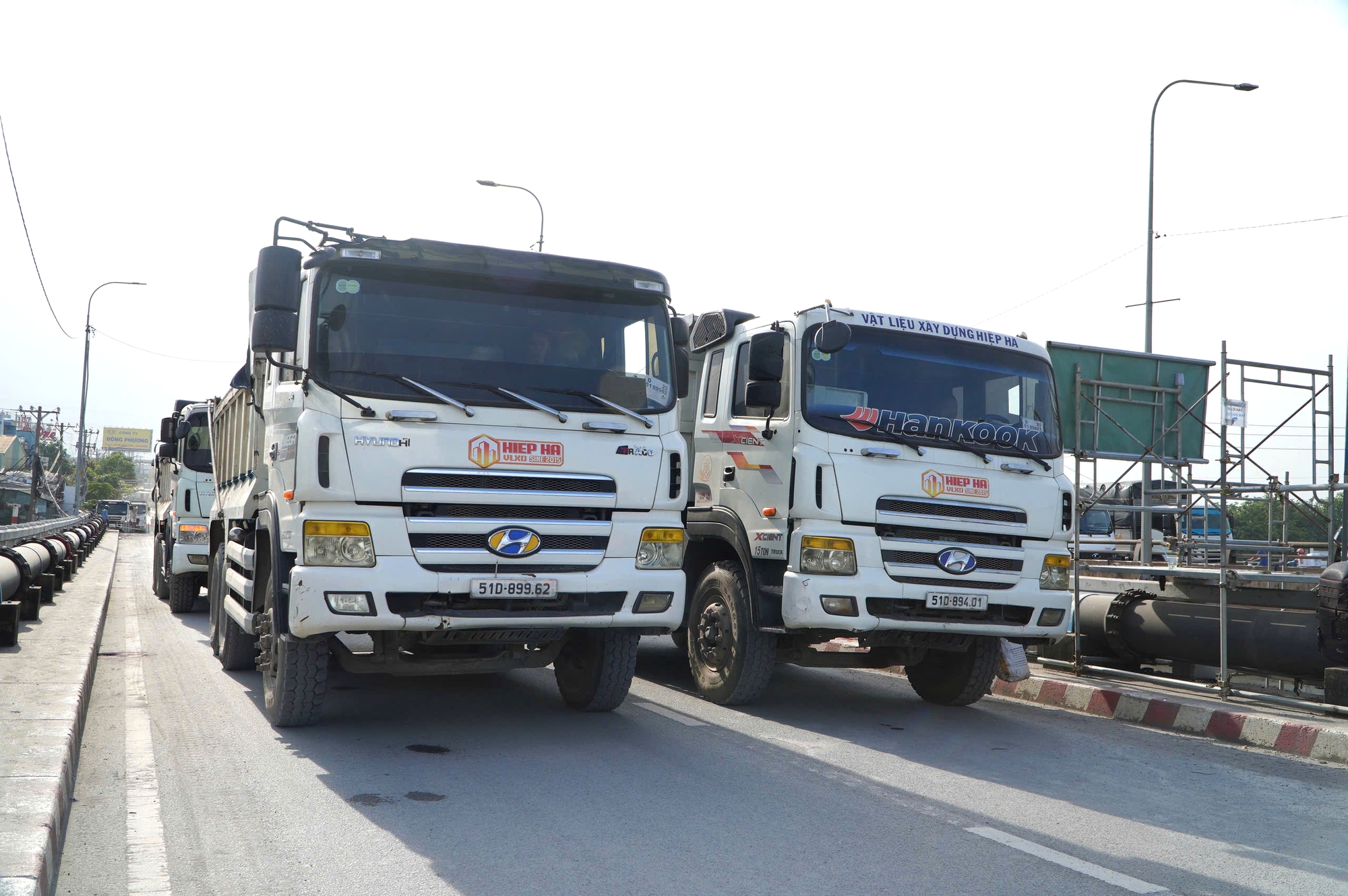 Cận cảnh thử tải cầu Bình Phước 1 bằng 14 xe tải, chuẩn bị cho ngày thông xe- Ảnh 1. Cận cảnh thử tải cầu Bình Phước 1 bằng 14 xe tải, chuẩn bị cho ngày thông xe- Ảnh 1.