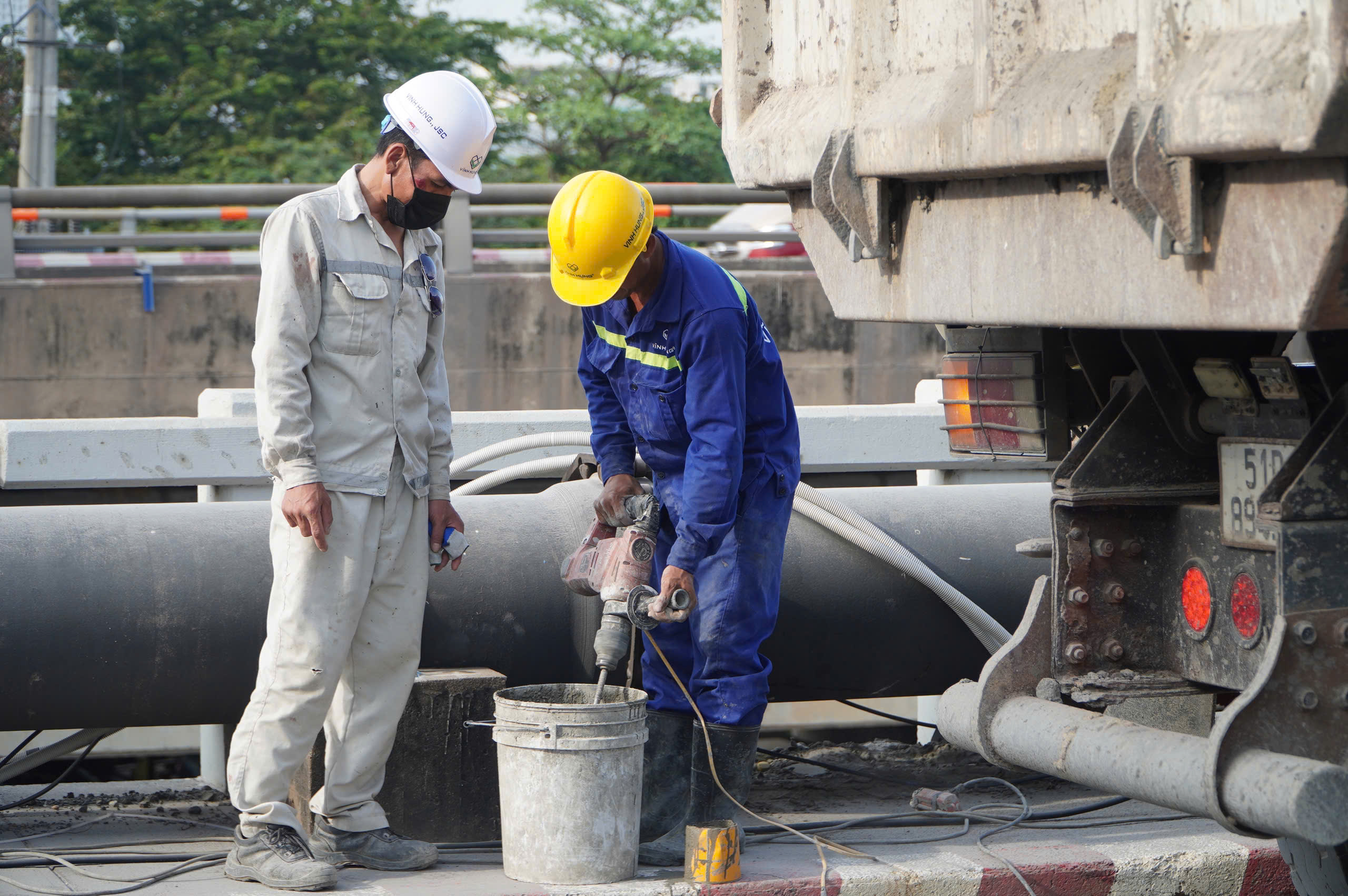 Cận cảnh thử tải cầu Bình Phước 1 bằng 14 xe tải, chuẩn bị cho ngày thông xe- Ảnh 8. Cận cảnh thử tải cầu Bình Phước 1 bằng 14 xe tải, chuẩn bị cho ngày thông xe- Ảnh 8.