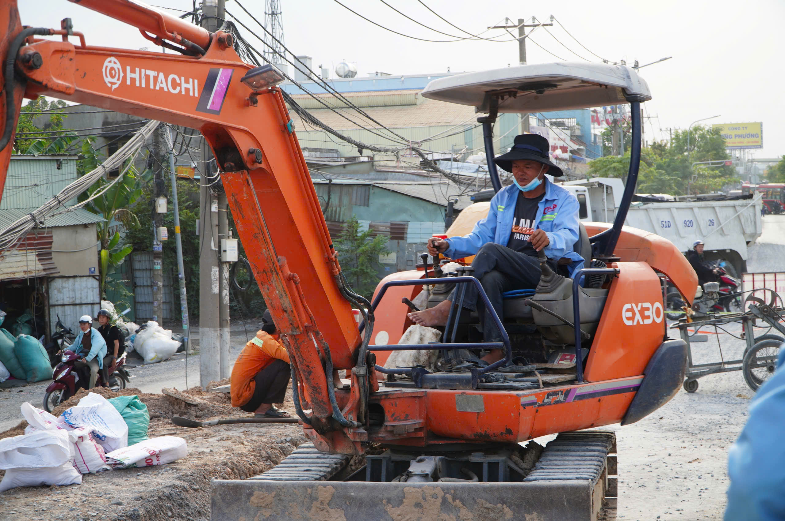 Cận cảnh thử tải cầu Bình Phước 1 bằng 14 xe tải, chuẩn bị cho ngày thông xe- Ảnh 7. Cận cảnh thử tải cầu Bình Phước 1 bằng 14 xe tải, chuẩn bị cho ngày thông xe- Ảnh 7.